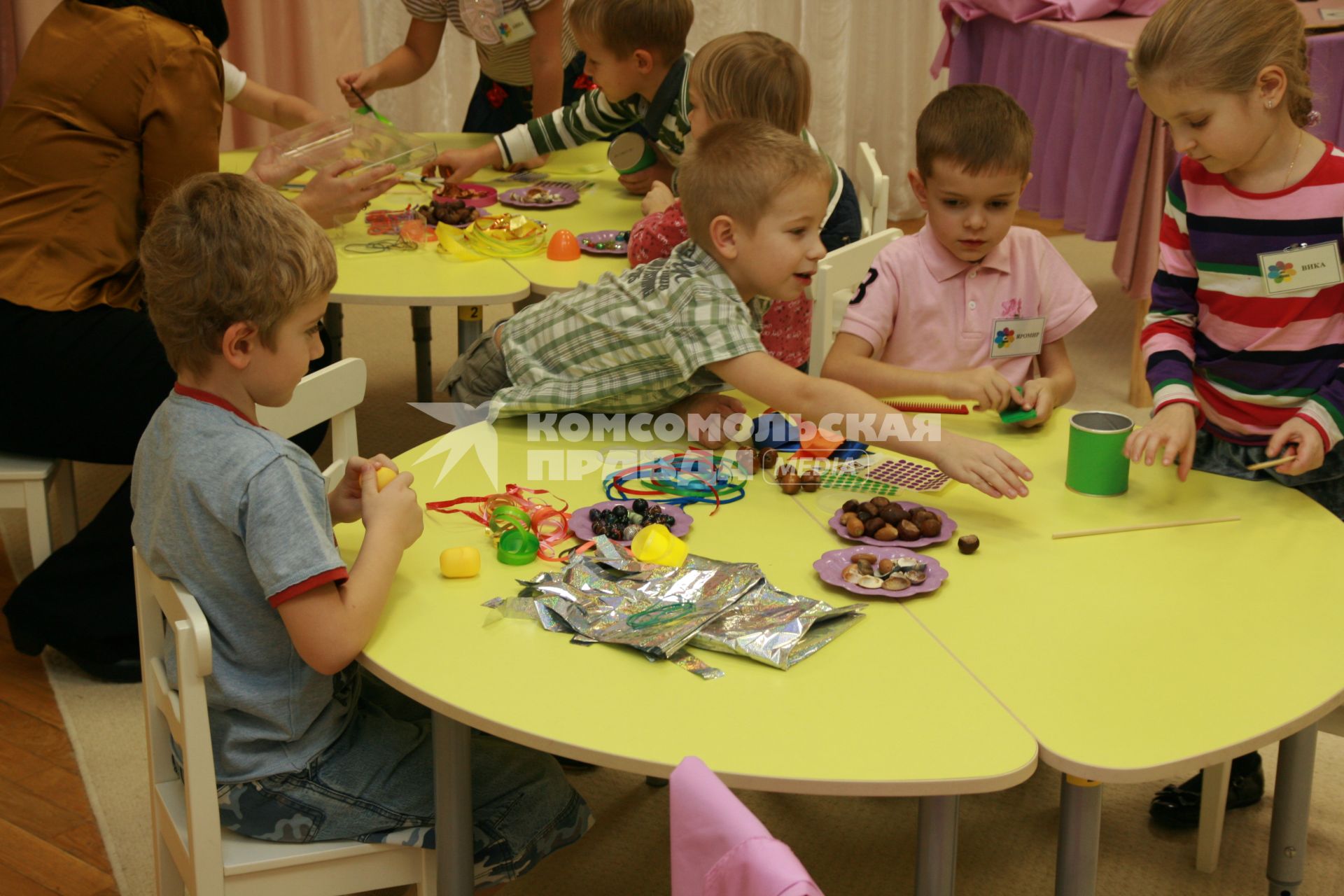 Детский сад. На снимке: дети занимаются рукоделием