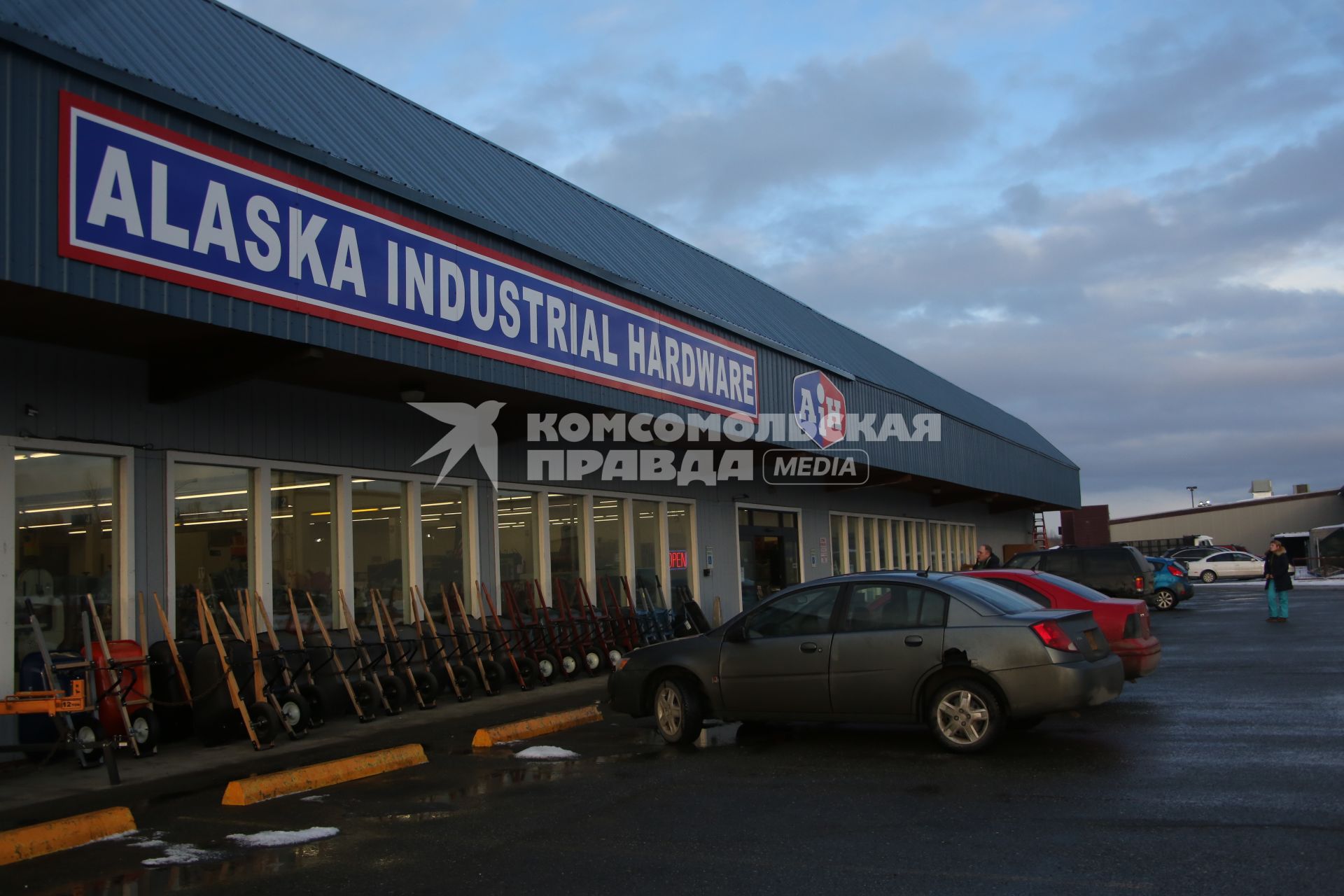 Виды Аляски. Автомобили у магазина `Alaska Industrial Hardware`