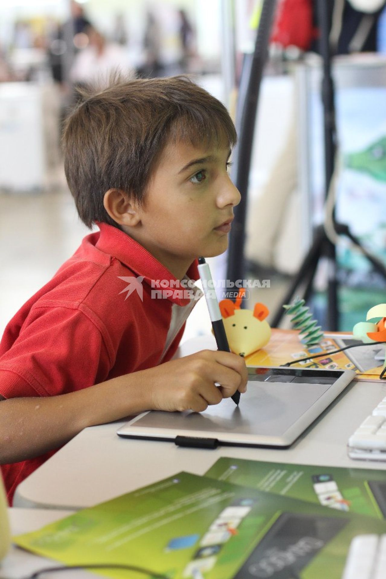 Мальчик рисует при помощи планшета.