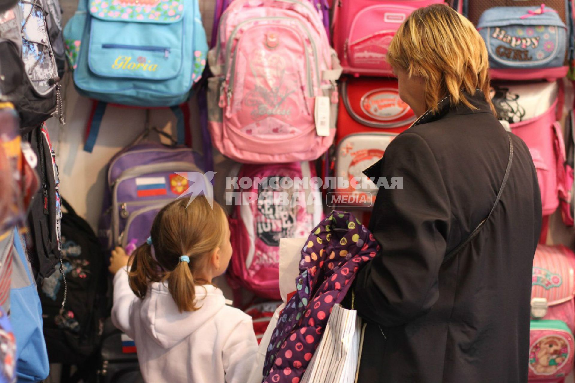 Подготовка к школе. На снимке: девочка выбирает школьный рюкзак