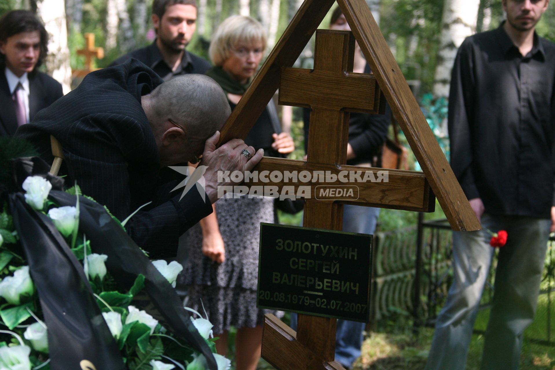 Похороны сына актера Валерия Золотухина - Сергея. На снимке: актер Валерий Золотухин на могиле сына.