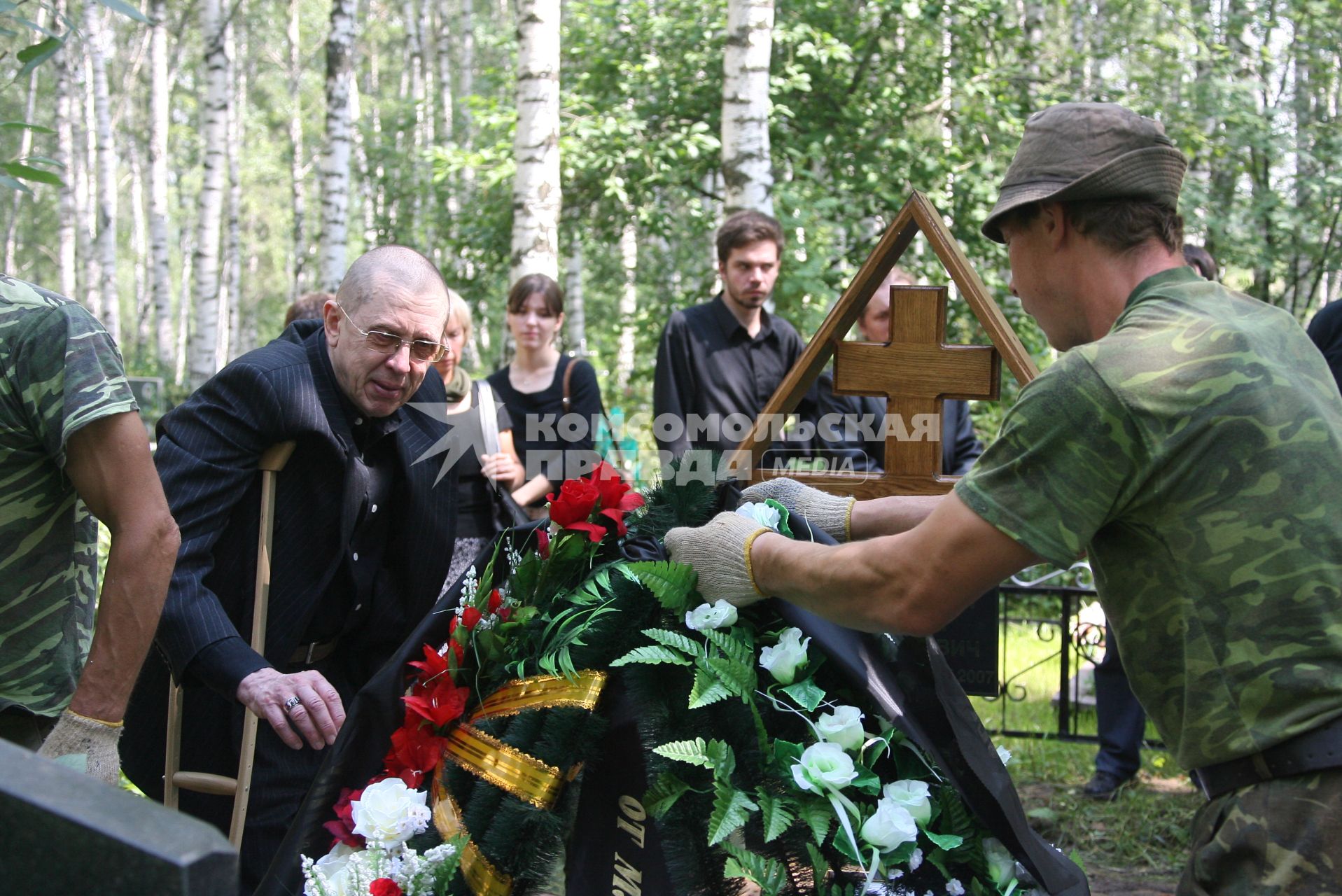 Похороны сына актера Валерия Золотухина - Сергея. На снимке: актер Валерий Золотухин на могиле сына.