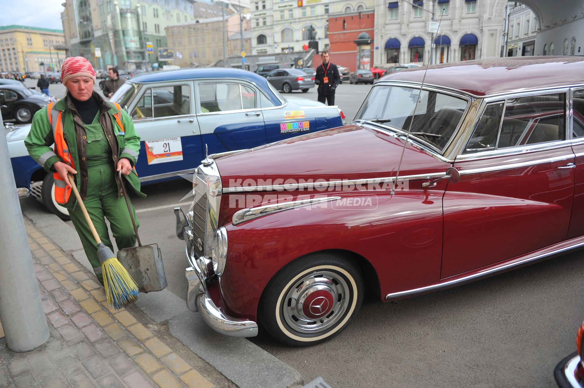 Открытие 10-го юбилейного сезона Ралли-клуба классических автомобилей. На снимке: автомобили ГА3 21 `Волга`  1962 года (слева) и Mercedes-Benz (Мерседес-Бенц) 300 S 1957 года.