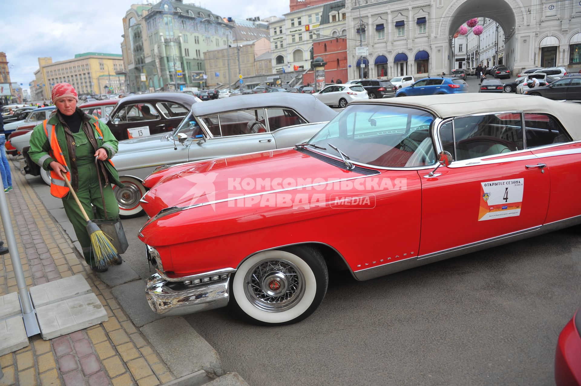 Открытие 10-го юбилейного сезона Ралли-клуба классических автомобилей. На снимке: автомобиль Cadillac Eldorado (Кадиллак Эльдорадо) 1959 года (справа).