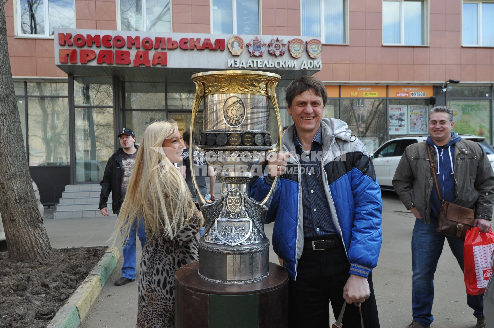 ИД `Комсомольская правда`. На снимке: фотокорреспондент КП Анатолий Жданов  и Кубок Гагарина. 17 апреля московское `Динамо` стало обладателем Кубка Гагарина, повторив прошлогодний успех.