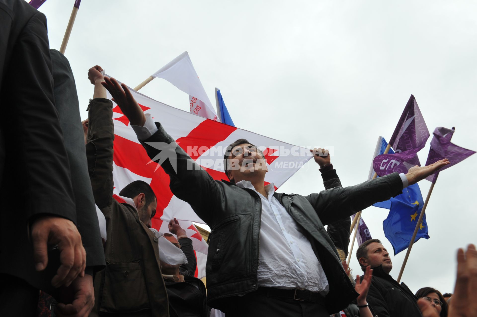 Проспект Руставели. Митинг сторонников партии `Единое национальное движение` (ЕНД) . На сгимке: президент Грузии Михаил Саакашвили.