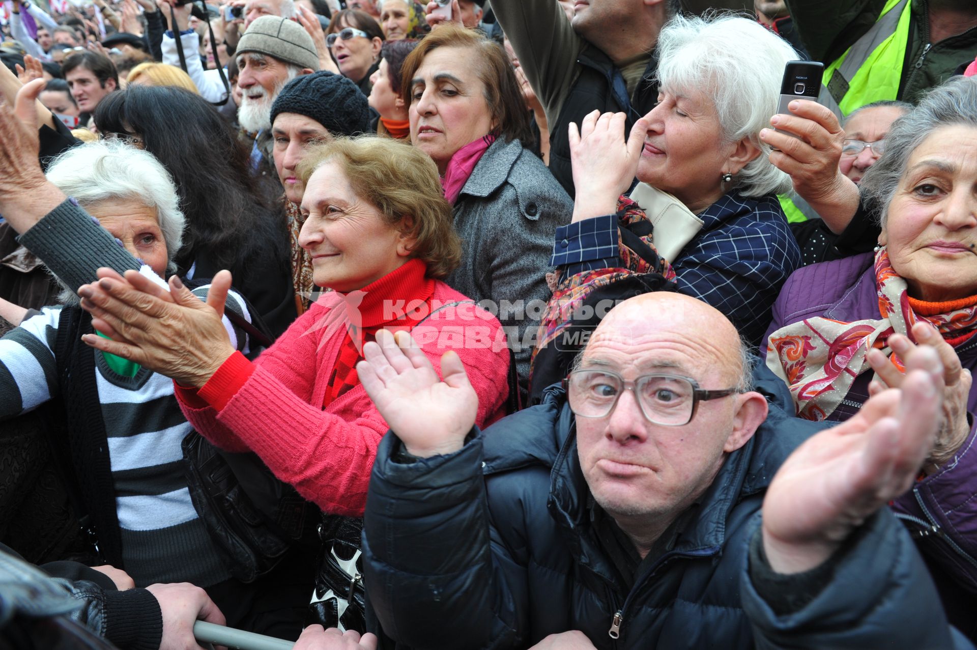 Проспект Руставели. Митинг сторонников партии `Единое национальное движение` (ЕНД) . На сгимке: участники акции.