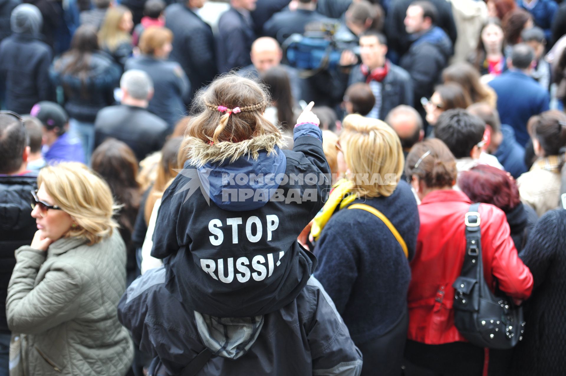 Проспект Руставели. Митинг сторонников партии `Единое национальное движение` (ЕНД) . На сгимке: надпись на куртке ребенка `Stop Russia`.