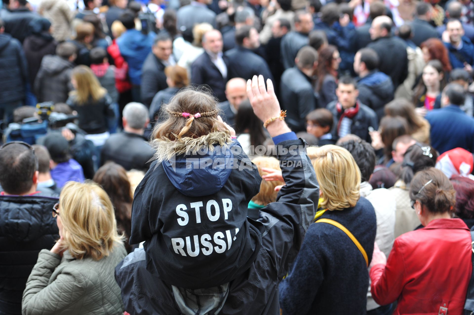 Проспект Руставели. Митинг сторонников партии `Единое национальное движение` (ЕНД) . На сгимке: надпись на куртке ребенка `Stop Russia`.