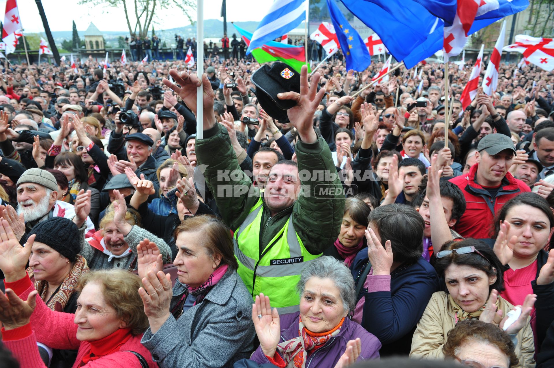 Проспект Руставели. Митинг сторонников партии `Единое национальное движение` (ЕНД) . На сгимке: участники акции.