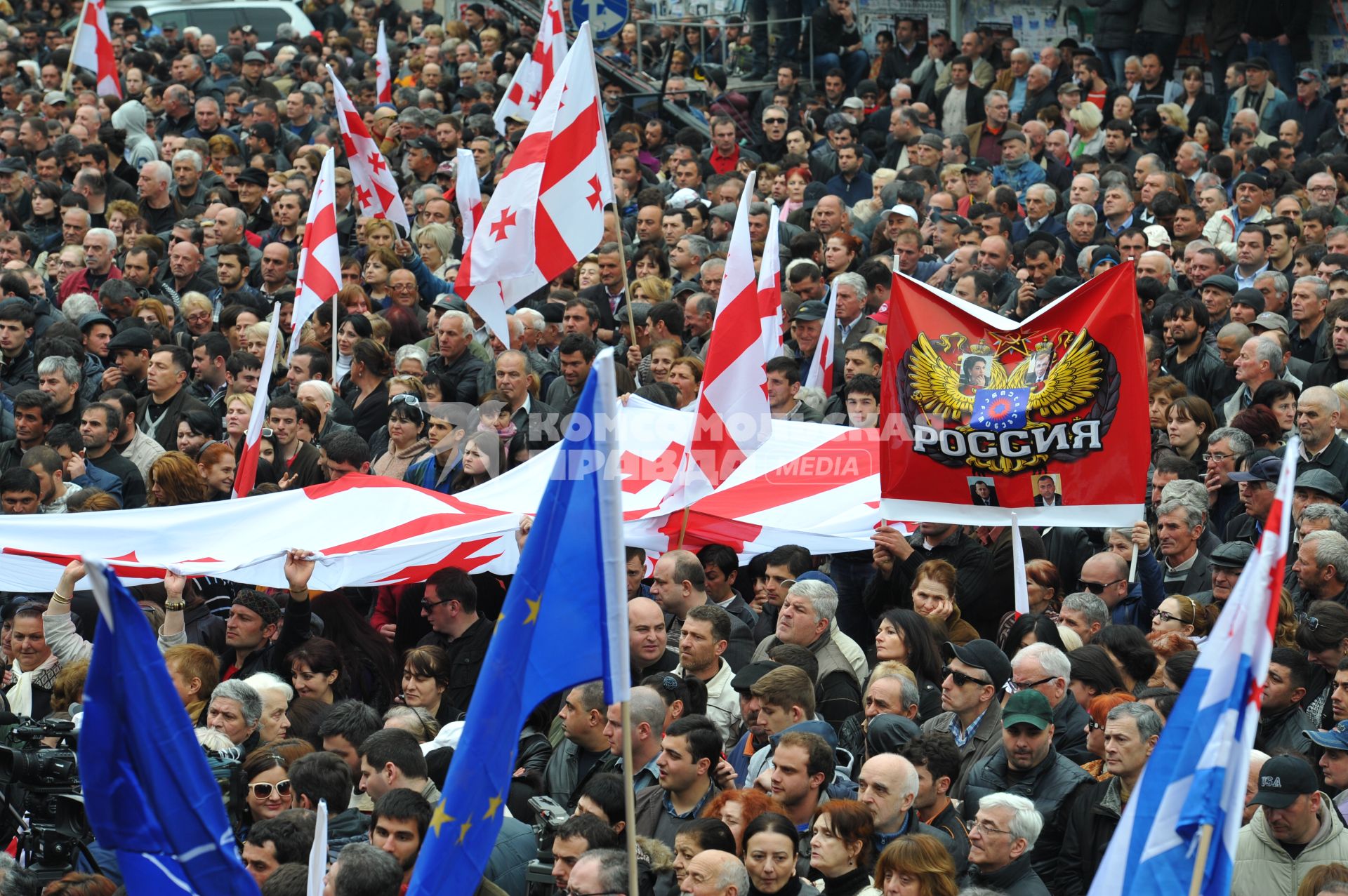 Проспект Руставели. Митинг сторонников партии `Единое национальное движение` (ЕНД) . На сгимке: участники акции.