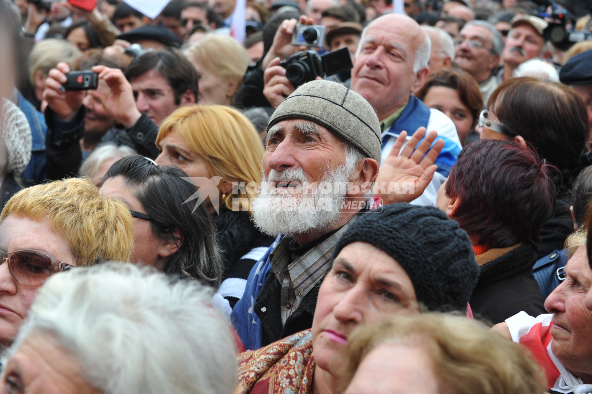 Проспект Руставели. Митинг сторонников партии `Единое национальное движение` (ЕНД) . На сгимке: участники акции.