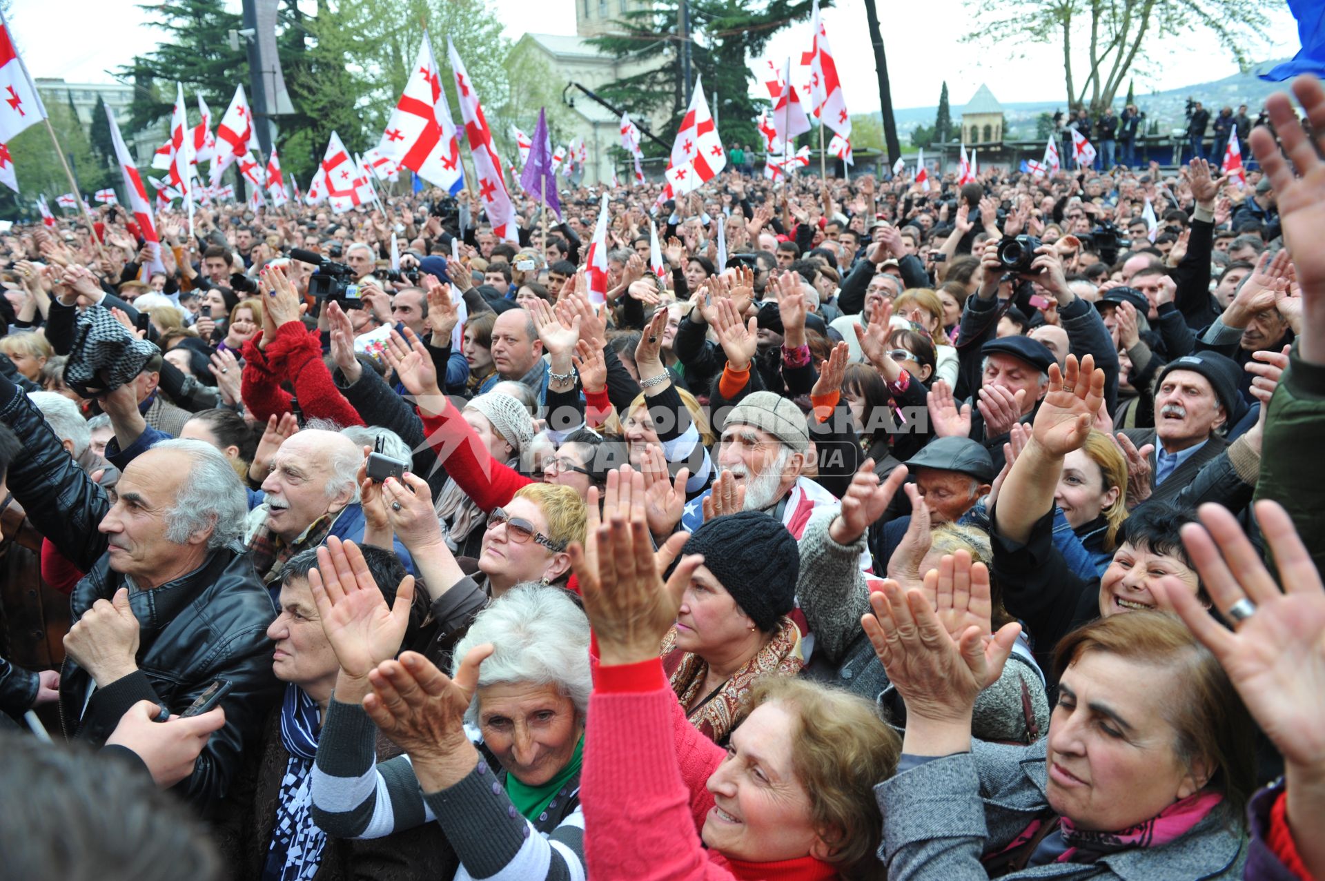 Проспект Руставели. Митинг сторонников партии `Единое национальное движение` (ЕНД) . На сгимке: участники акции.