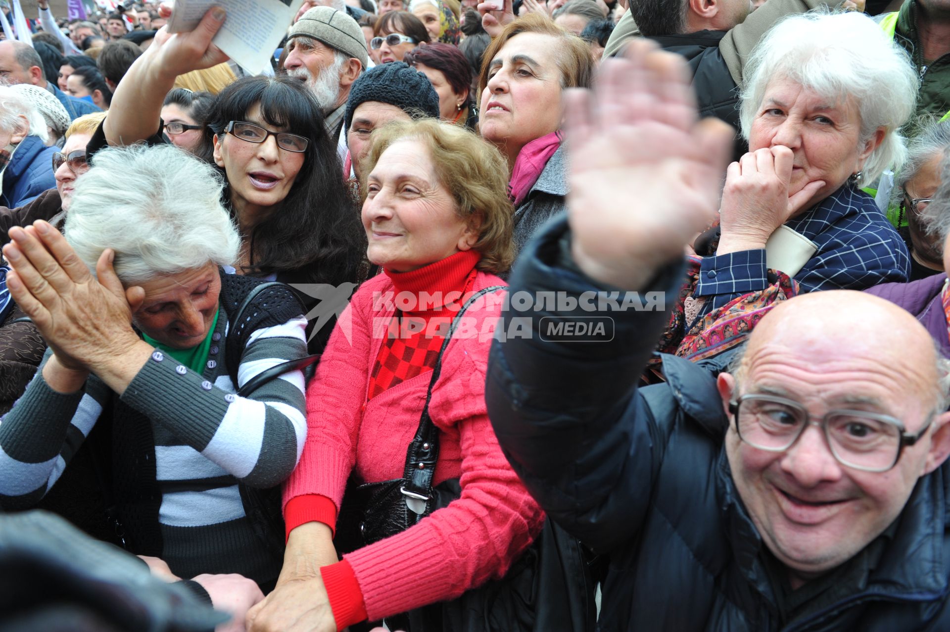 Проспект Руставели. Митинг сторонников партии `Единое национальное движение` (ЕНД) . На сгимке: участники акции.