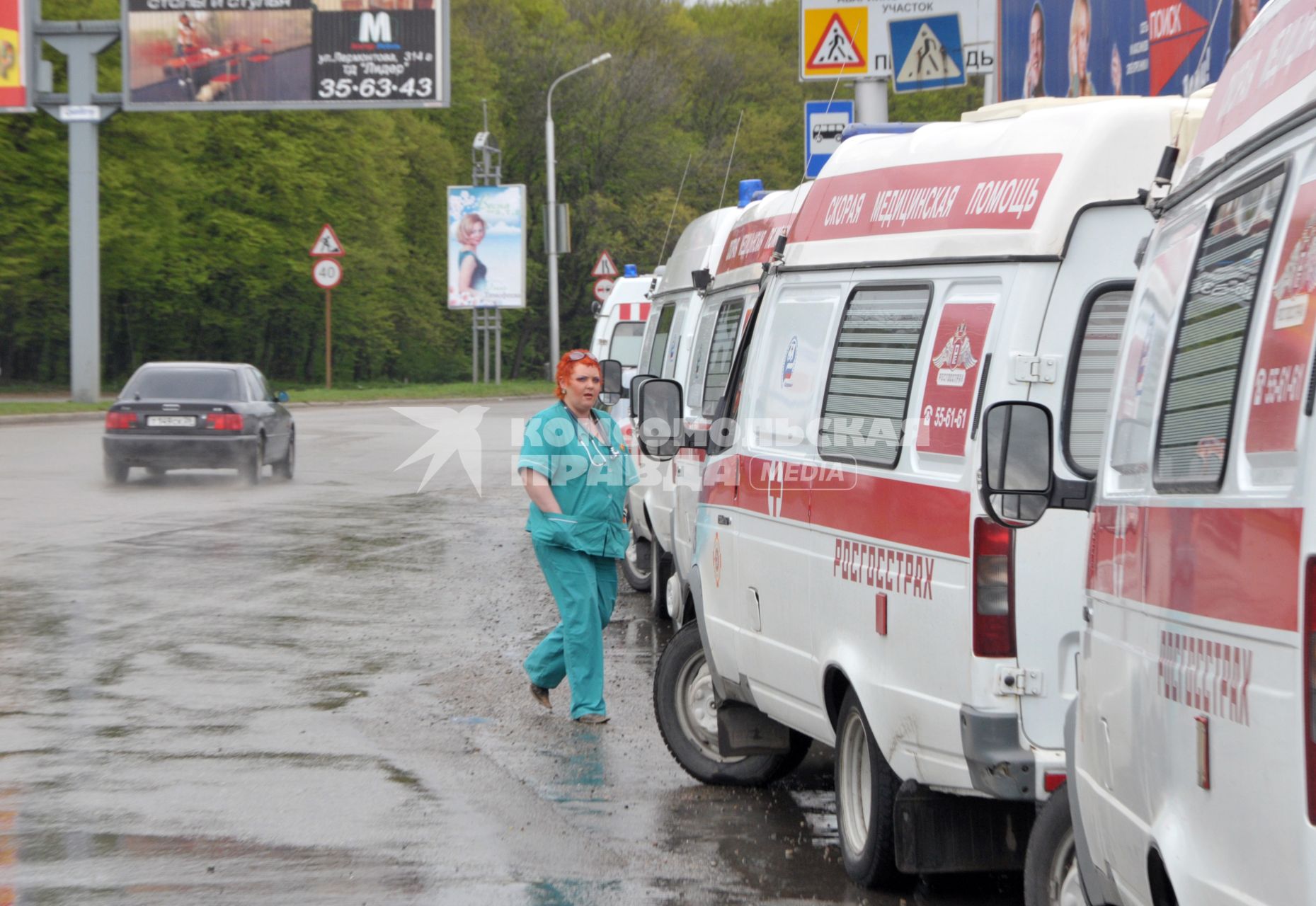 Плановая проверка автомобилей скорой помощи в центре стандартизации города Ставрополь. На снимке: автомобили скорой помощи на обочине дороги.