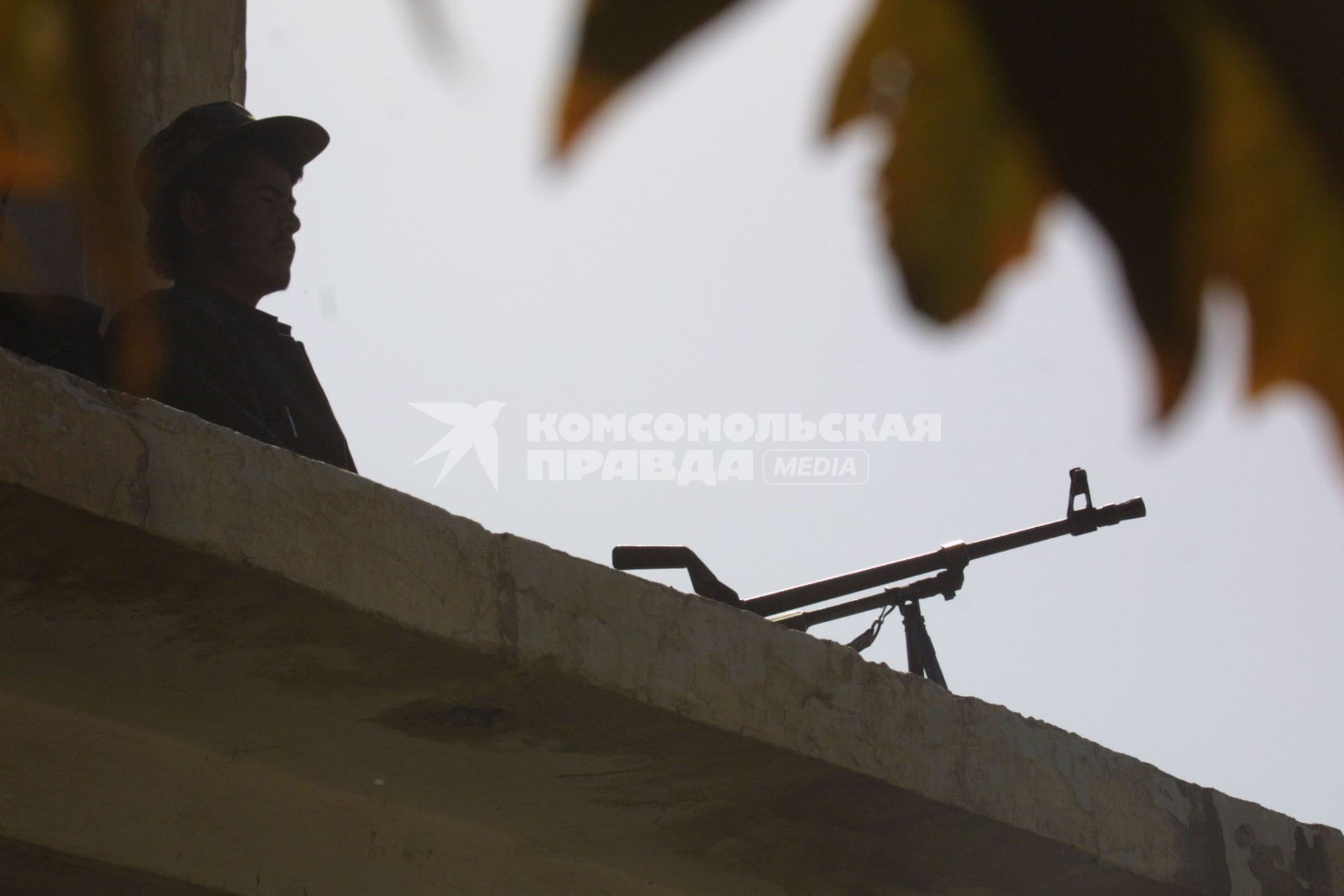 Афганистан. Кундуз. Гражданская война с 2001 года - война НАТО. Афганский солдат на посту.