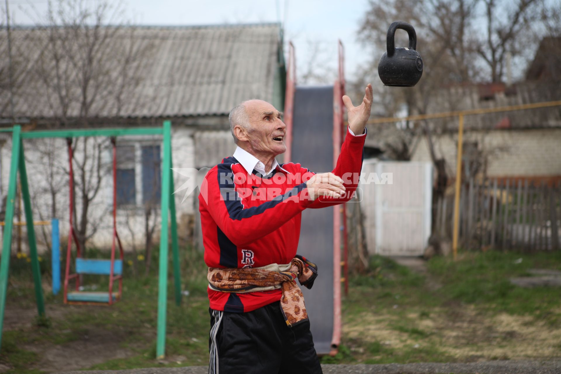 Ставрополь. 73-летний мужчина демонстрирует отличную физическую форму подкидывая гирю в воздух.