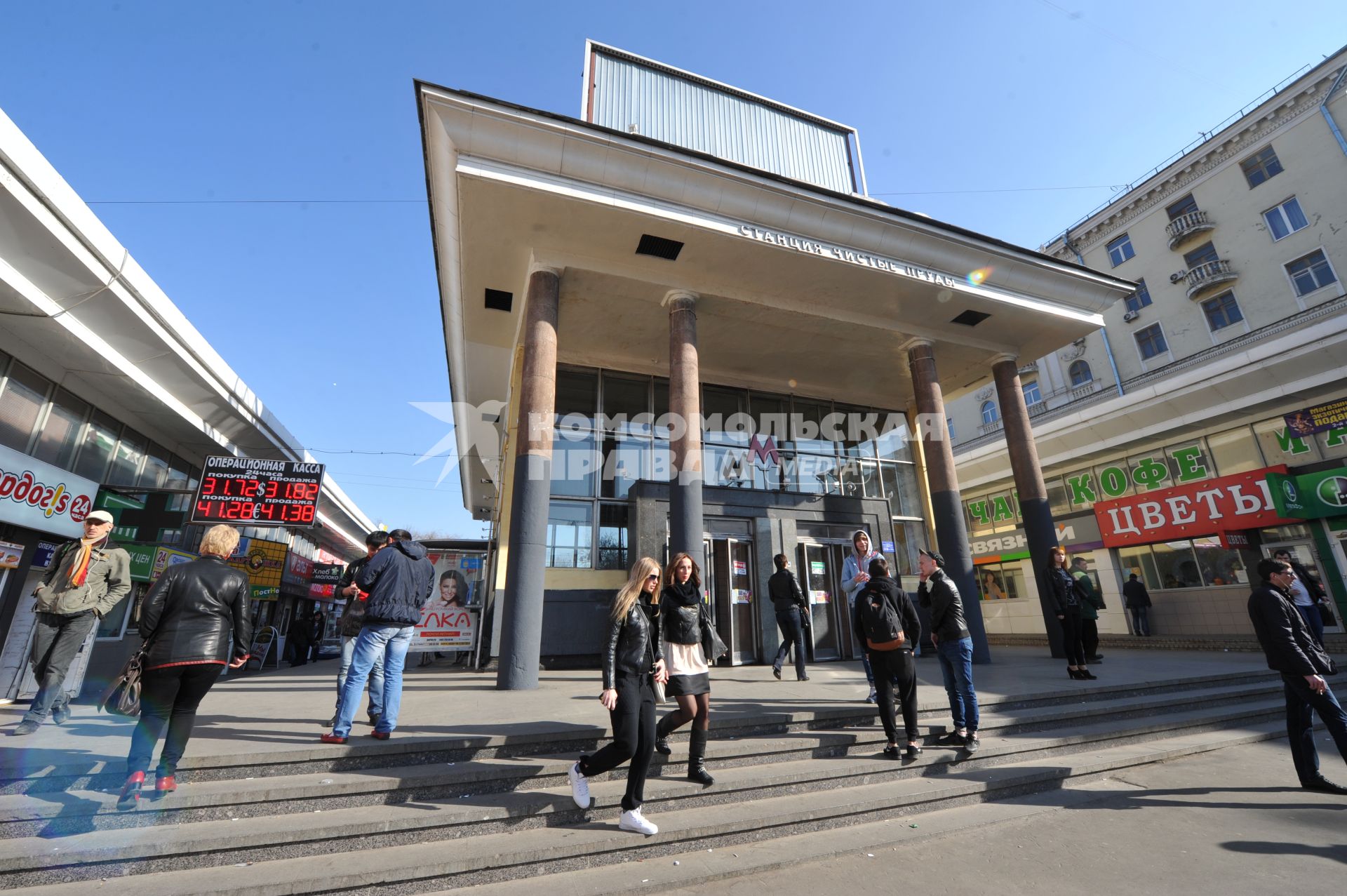 Вход на станцию метро `Чистые пруды`. Работники метрополитена  в ночь на 20 апреля масляной краской серого цвета покрасили гранитные колонны исторического вестибюля станции `Чистые пруды`.