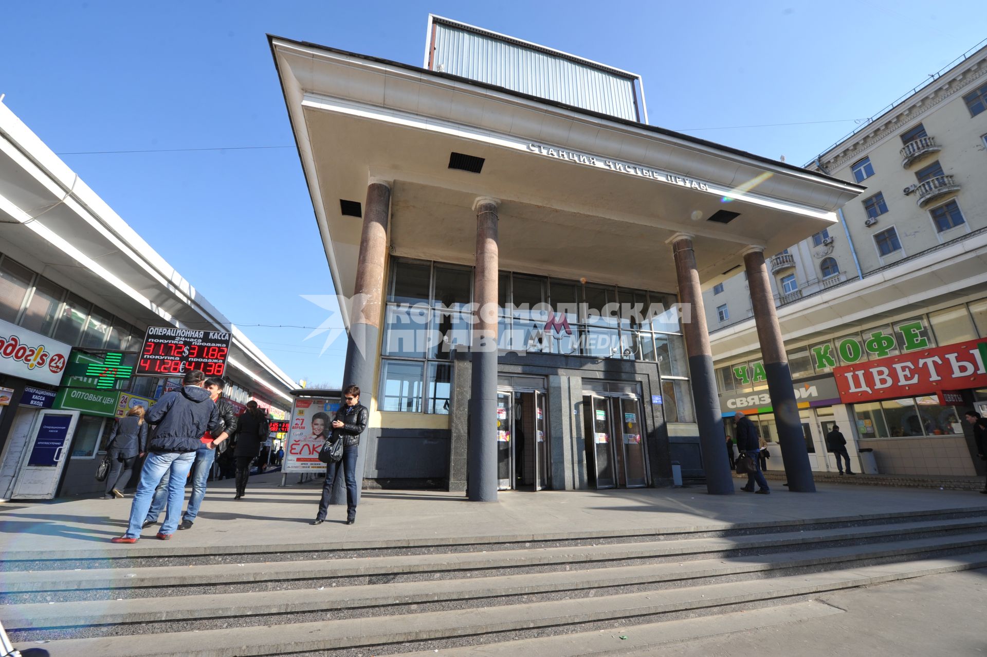Вход на станцию метро `Чистые пруды`. Работники метрополитена  в ночь на 20 апреля масляной краской серого цвета покрасили гранитные колонны исторического вестибюля станции `Чистые пруды`.