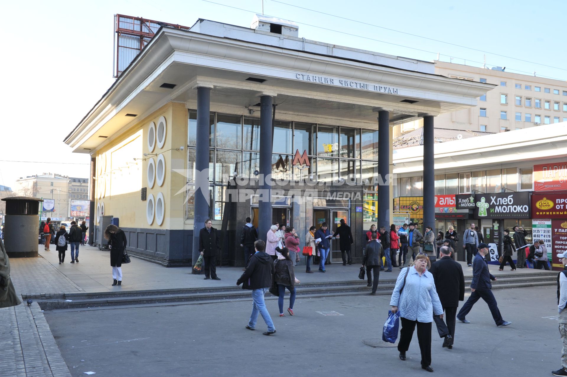 Вход на станцию метро `Чистые пруды`. Работники метрополитена  в ночь на 20 апреля масляной краской серого цвета покрасили гранитные колонны исторического вестибюля станции `Чистые пруды`.