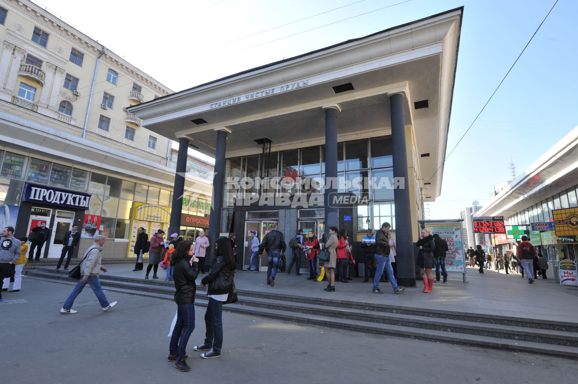 Вход на станцию метро `Чистые пруды`. Работники метрополитена  в ночь на 20 апреля масляной краской серого цвета покрасили гранитные колонны исторического вестибюля станции `Чистые пруды`.