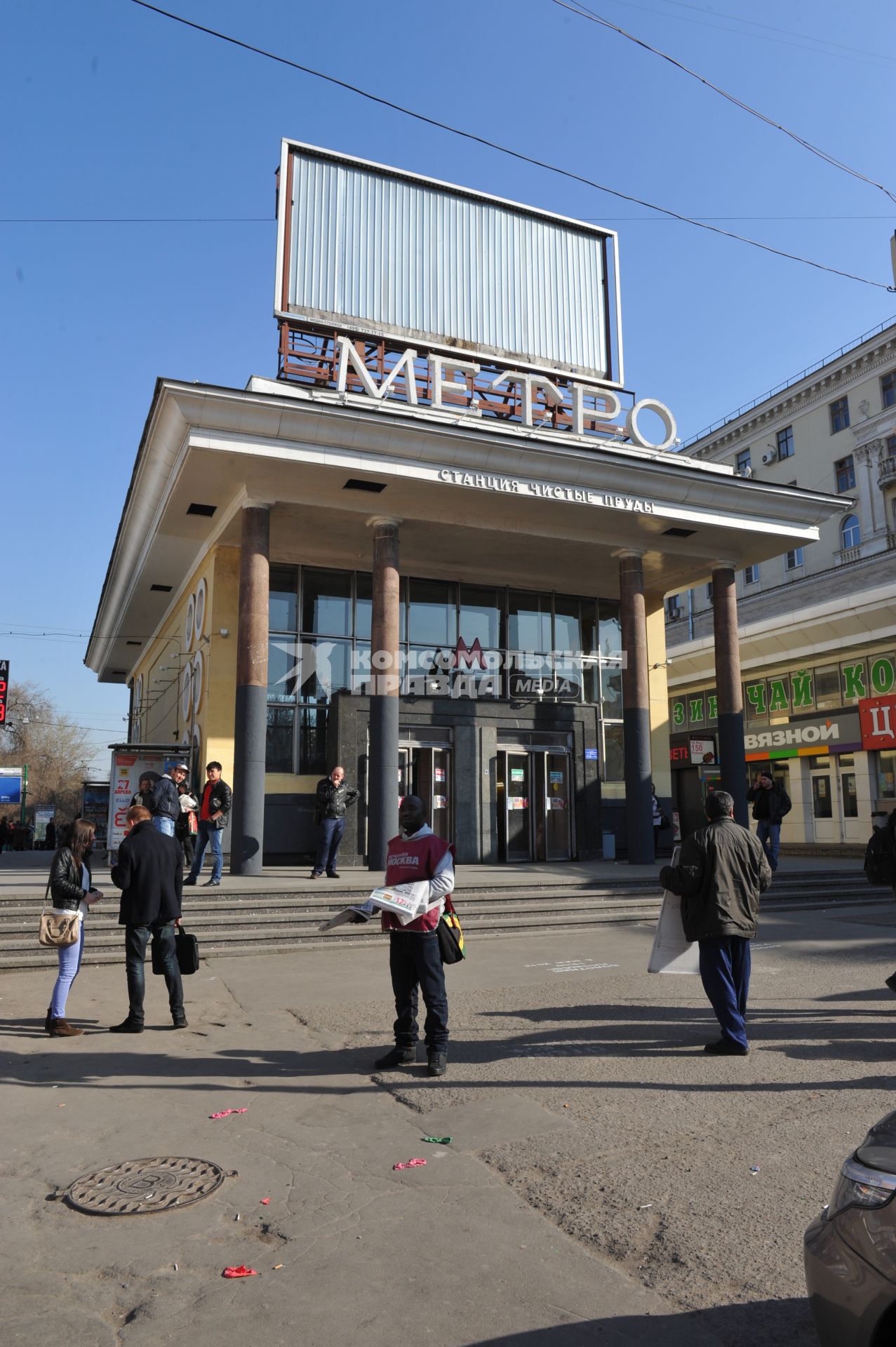 Вход на станцию метро `Чистые пруды`. Работники метрополитена  в ночь на 20 апреля масляной краской серого цвета покрасили гранитные колонны исторического вестибюля станции `Чистые пруды`.