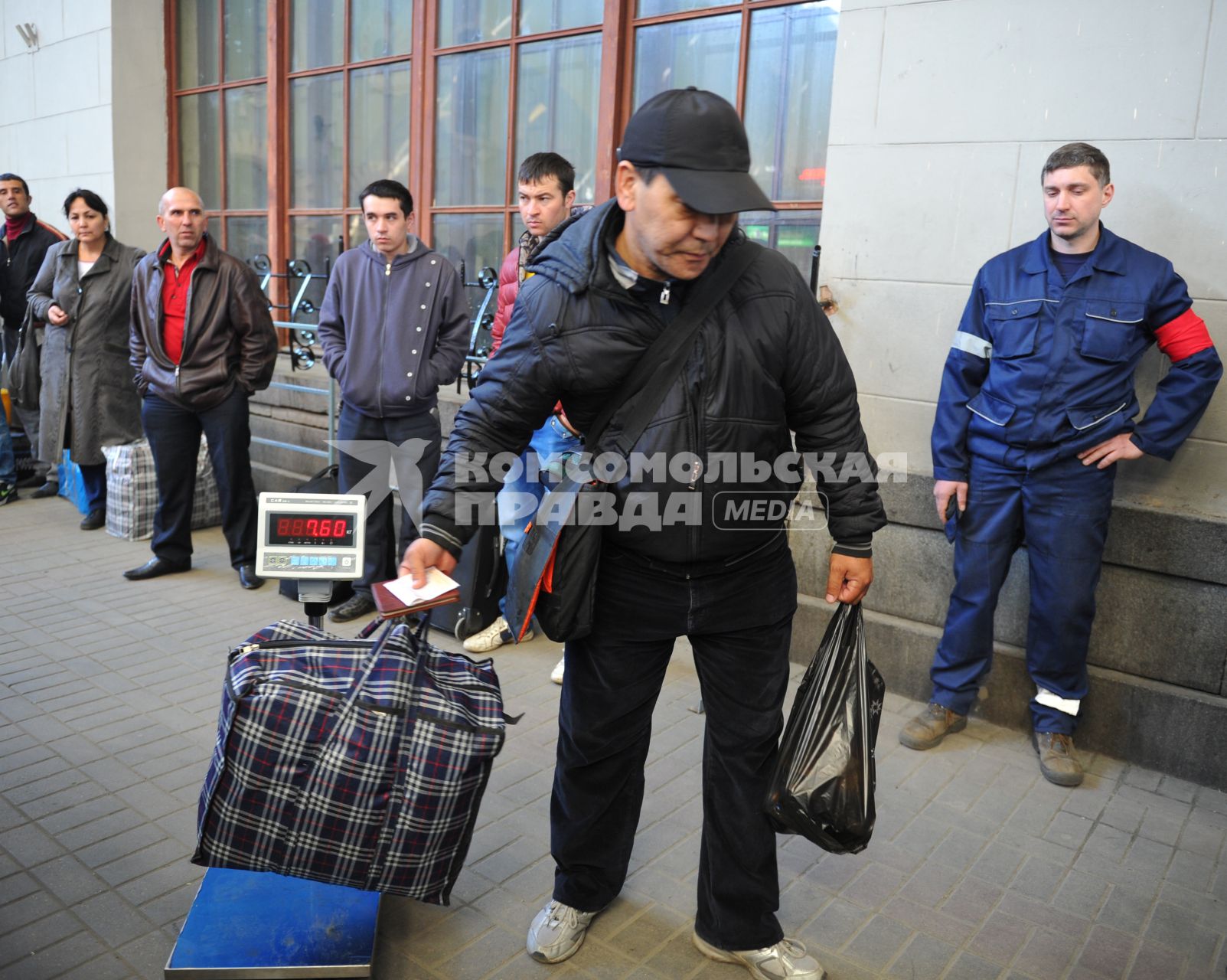 Казанский вокзал. Система контроля над перевесом багажа пассажиров. На снимке: взвешивание и проверка ручной клади на перроне вокзала.