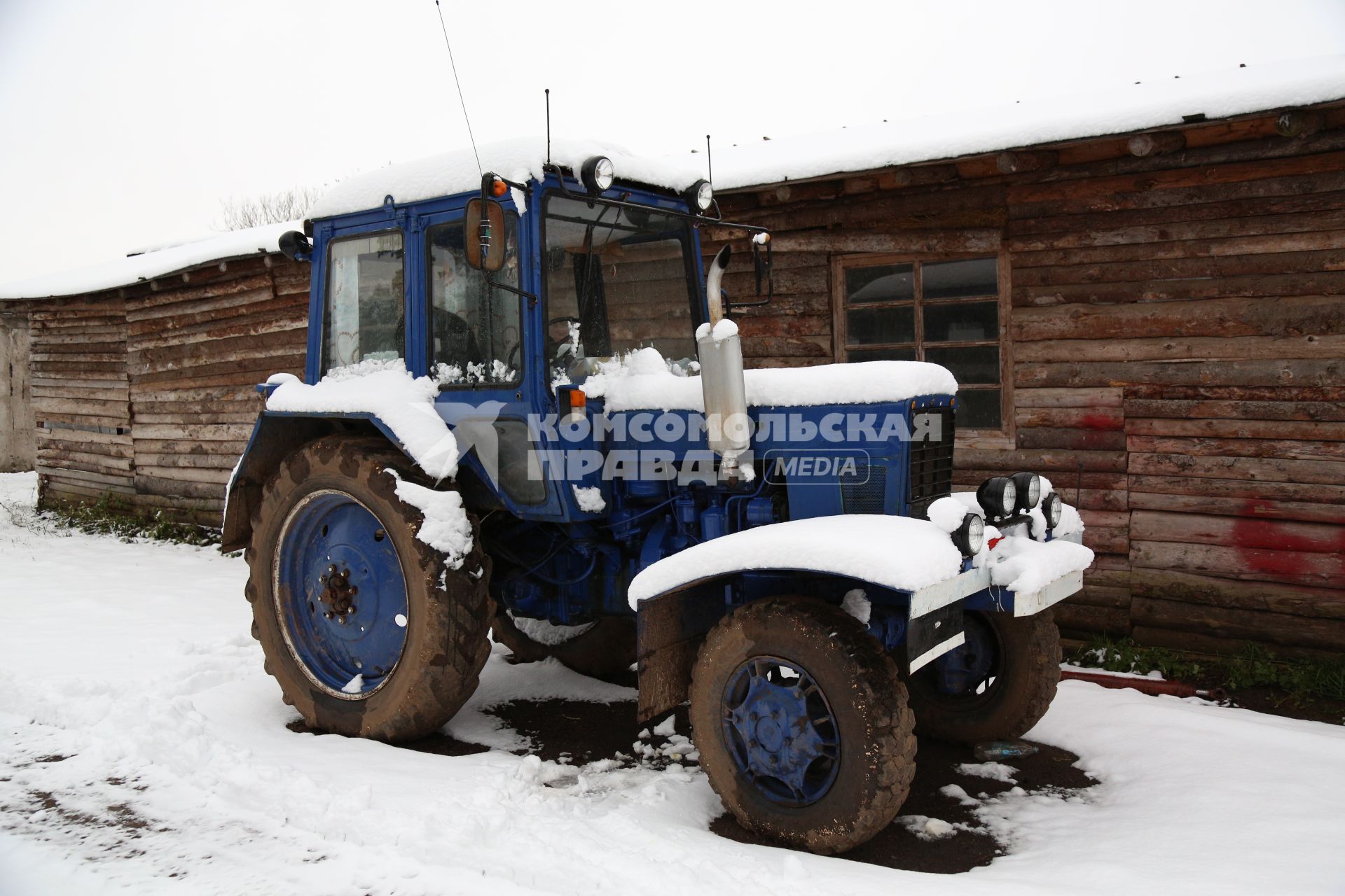 Село Медное Тверской области. Фермерское хозяйство, принадлежащее итальянцу Пьетру Мацца и его русской жене Жанне. На снимке: трактор.