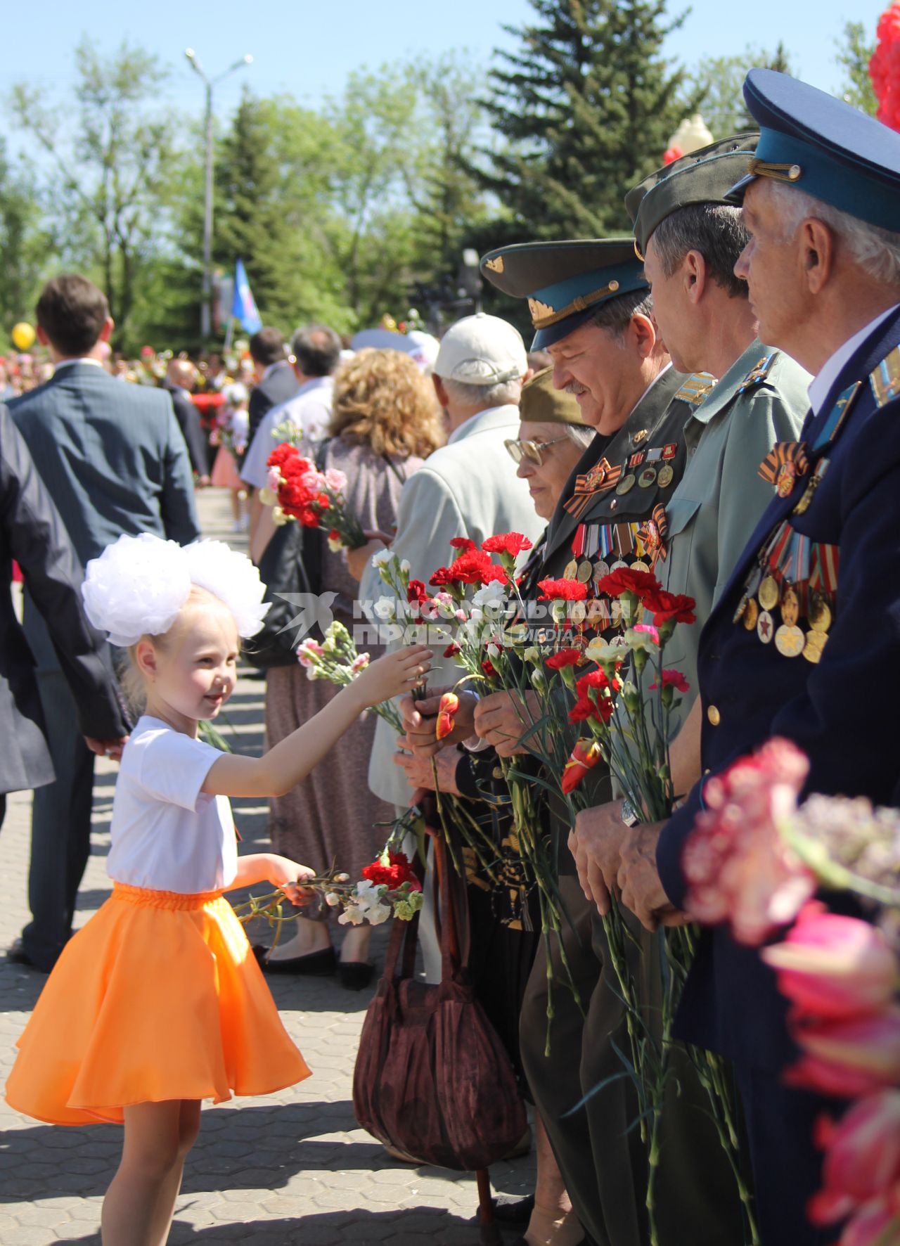 Девочка дарит ветеранам цветы