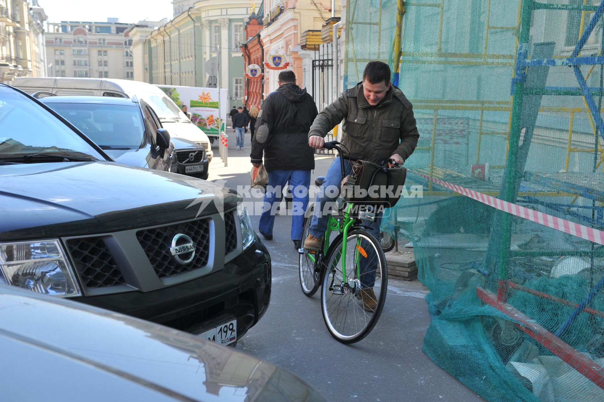 В центре Москвы на Бульварном кольце оборудуют 11 станций велопроката. Работать они будут автоматически. Велосипед можно будет взять в одном месте, а сдать в другом. На снимке: велосипедист