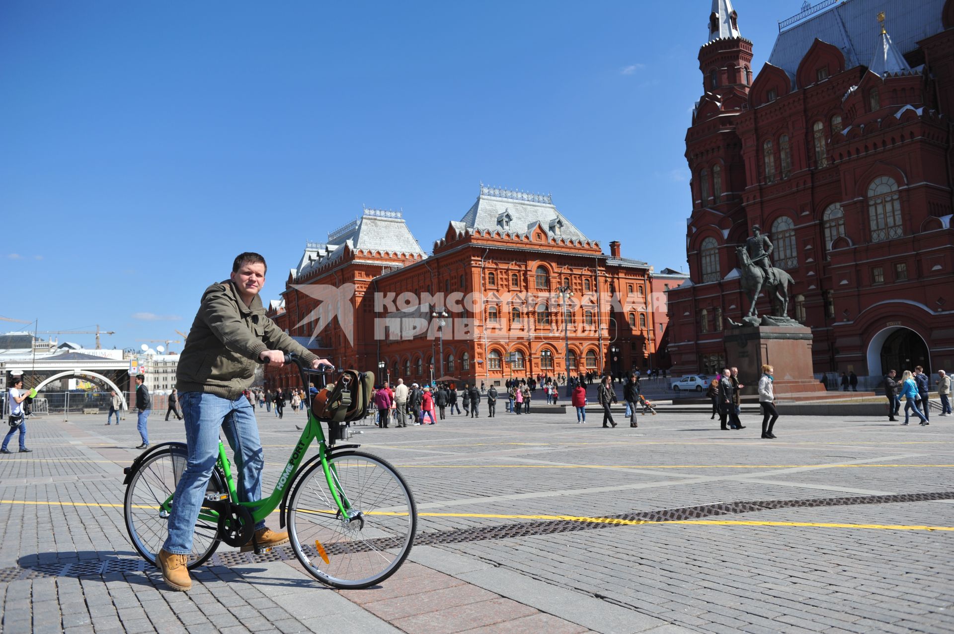 В центре Москвы на Бульварном кольце оборудуют 11 станций велопроката. Работать они будут автоматически. Велосипед можно будет взять в одном месте, а сдать в другом. На снимке: велосипедист у здания Исторического музея..