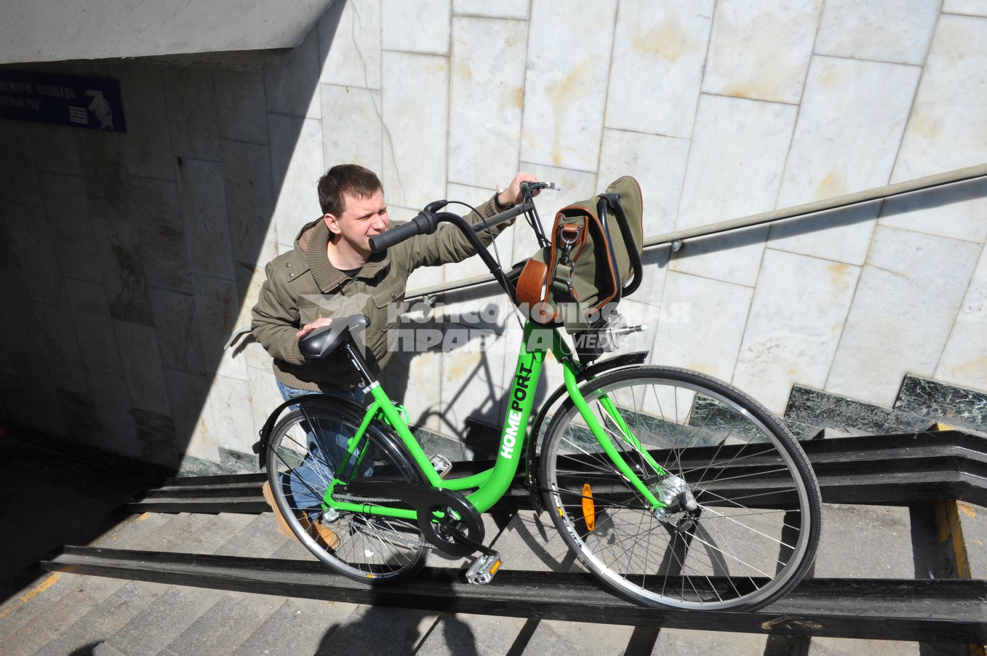 В центре Москвы на Бульварном кольце оборудуют 11 станций велопроката. Работать они будут автоматически. Велосипед можно будет взять в одном месте, а сдать в другом. На снимке: велосипедист выходит из подземного перехода.
