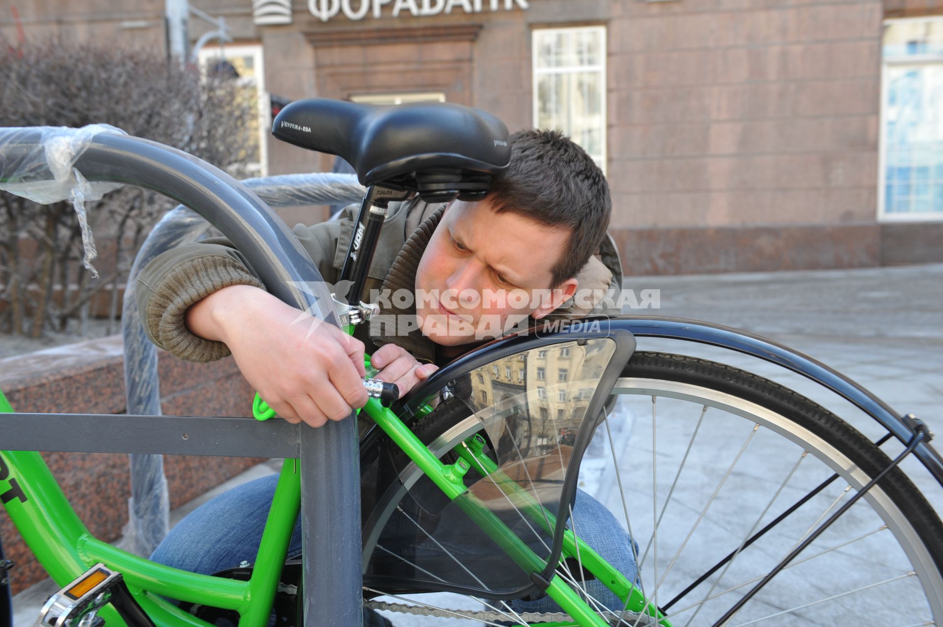 В центре Москвы на Бульварном кольце оборудуют 11 станций велопроката. Работать они будут автоматически. Велосипед можно будет взять в одном месте, а сдать в другом. На снимке: велосипедист.