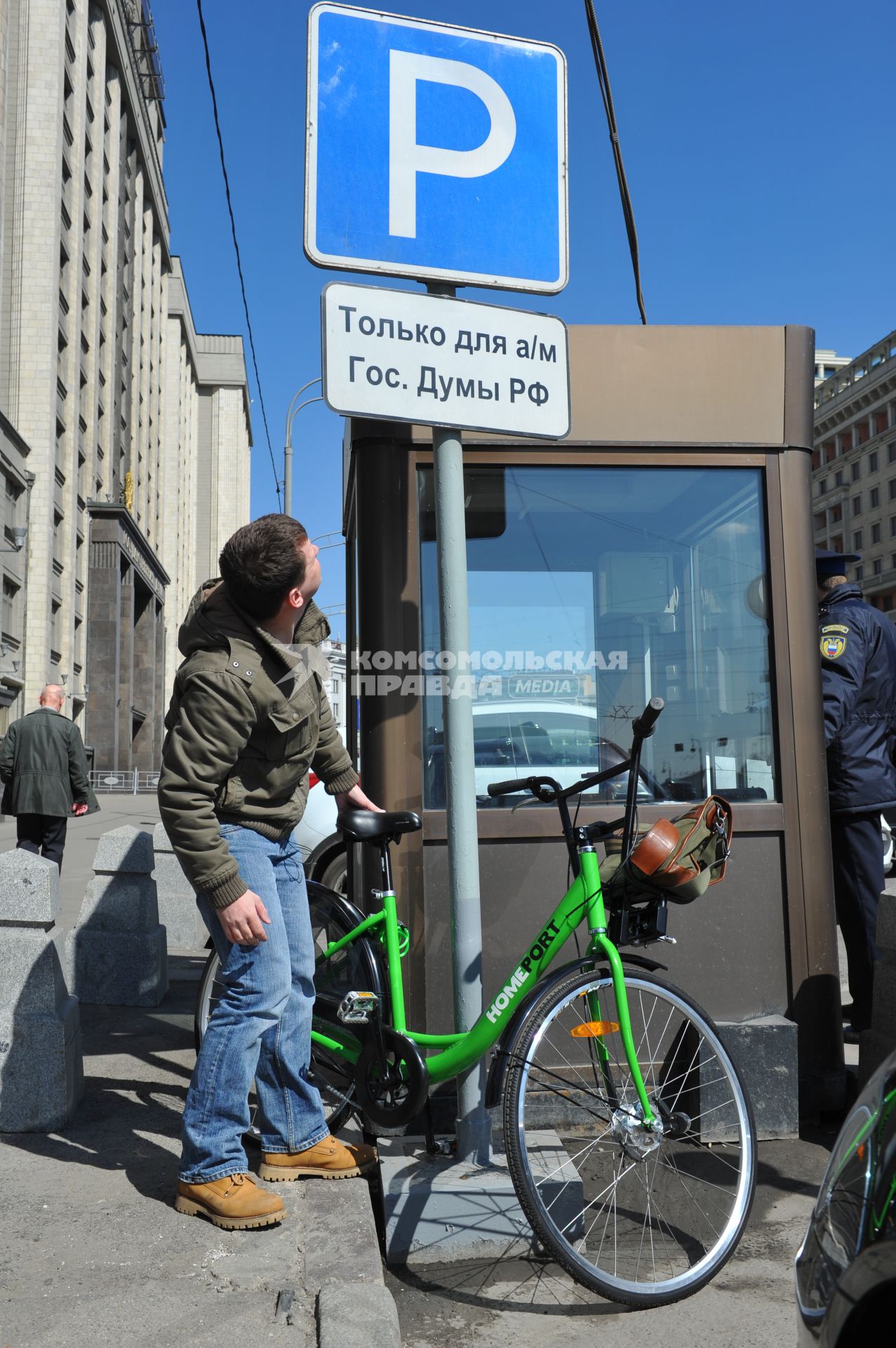 В центре Москвы на Бульварном кольце оборудуют 11 станций велопроката. Работать они будут автоматически. Велосипед можно будет взять в одном месте, а сдать в другом. На снимке: велосипедист у  дорожного знака `Место для стоянки`.