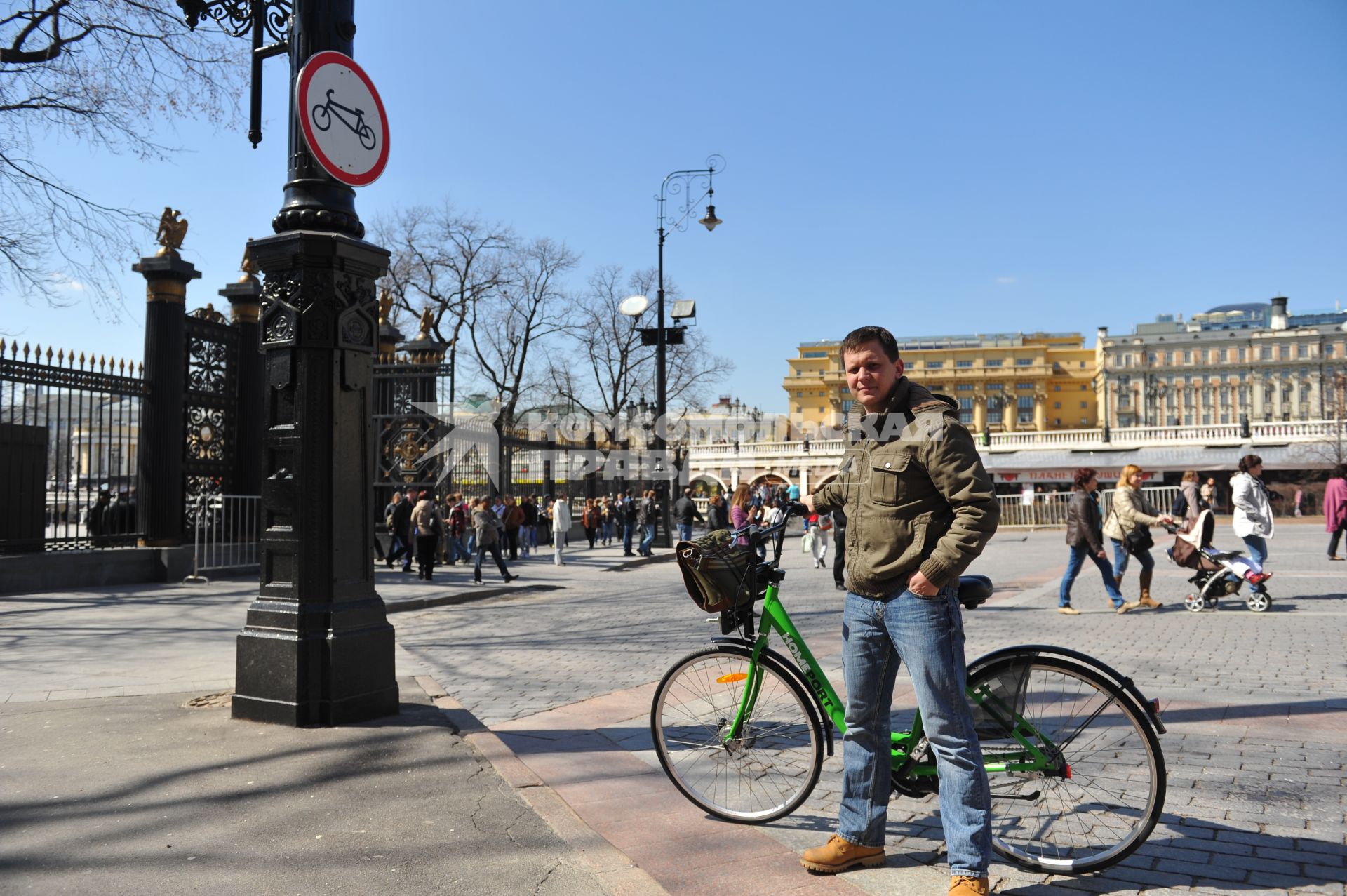 В центре Москвы на Бульварном кольце оборудуют 11 станций велопроката. Работать они будут автоматически. Велосипед можно будет взять в одном месте, а сдать в другом. На снимке: велосипедист у Александровского сада.