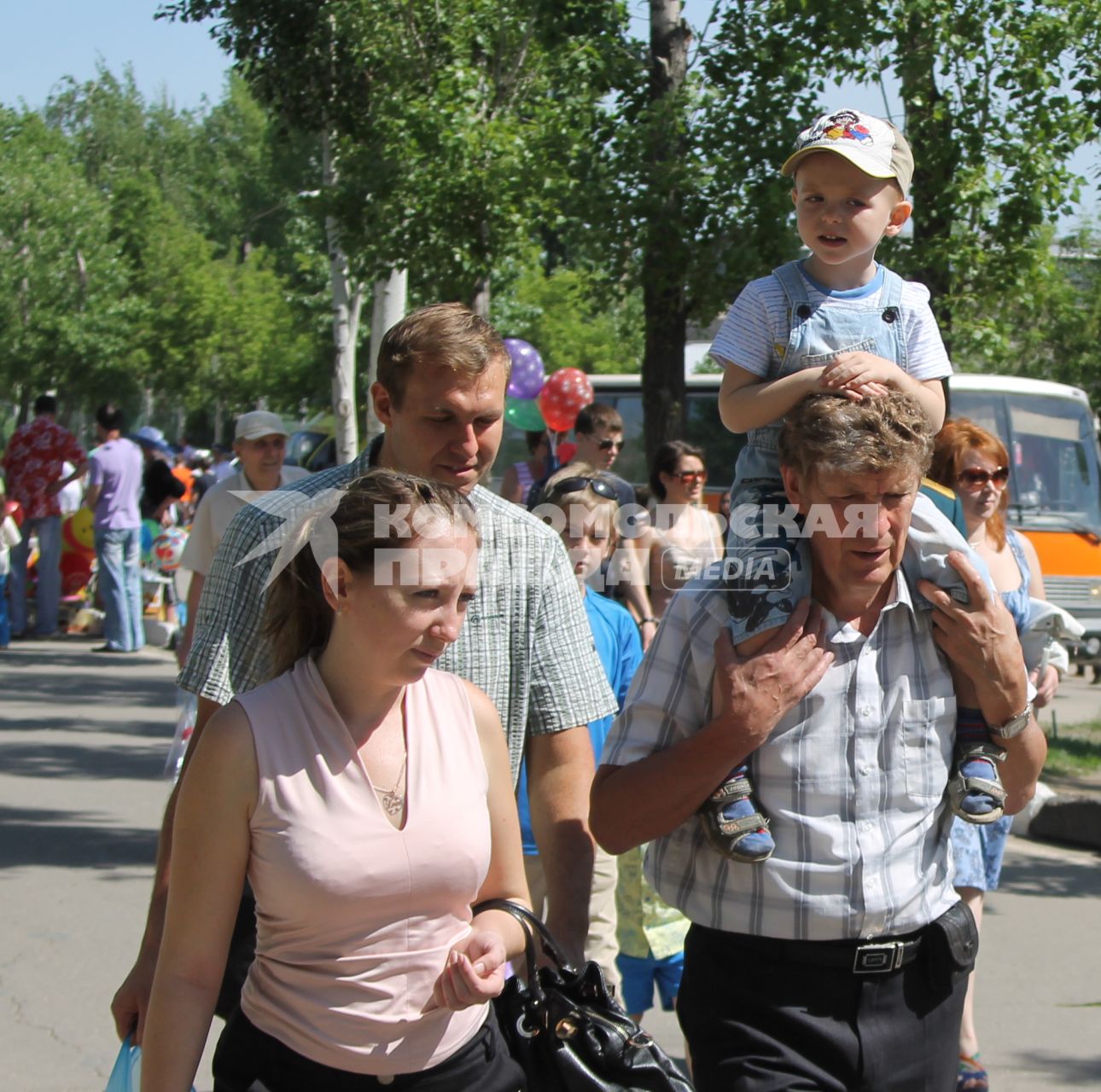 Отец держит сына на плече