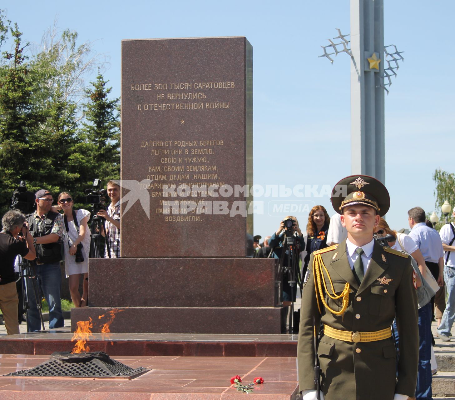 9 мая. Курсант вступил на караул у памятника \"Вечный огонь\"