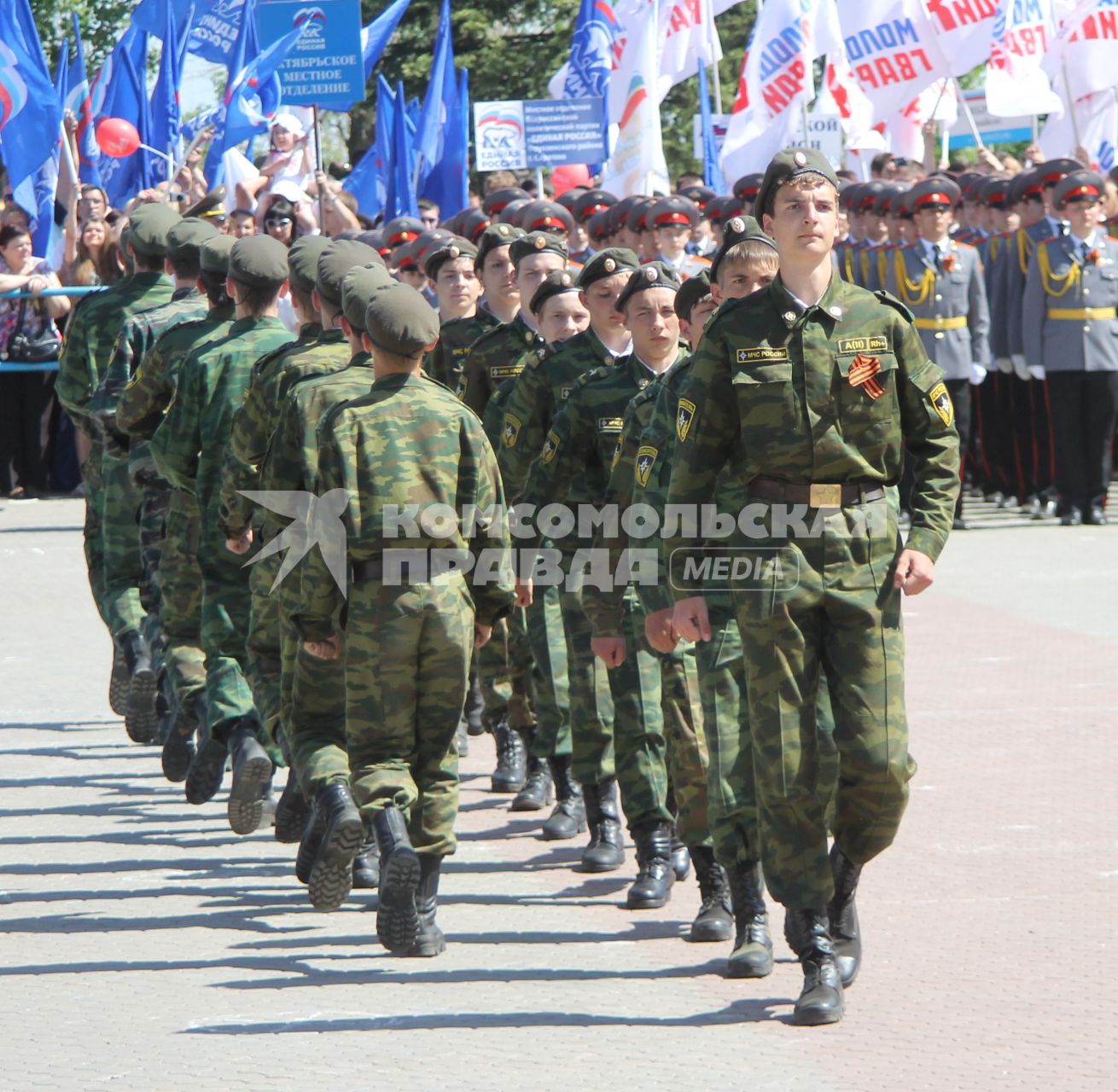 Спасатели маршируют по площади