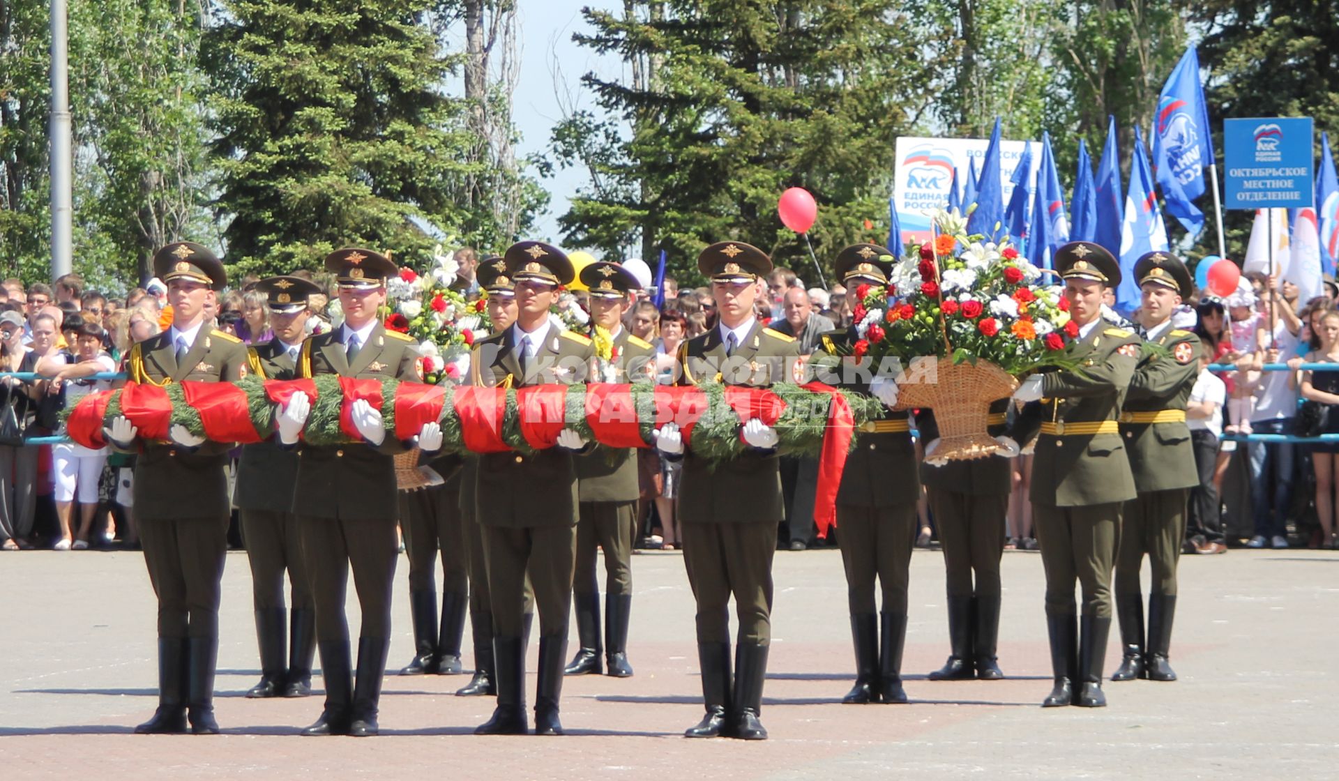 Военные возносят венки к памятнику