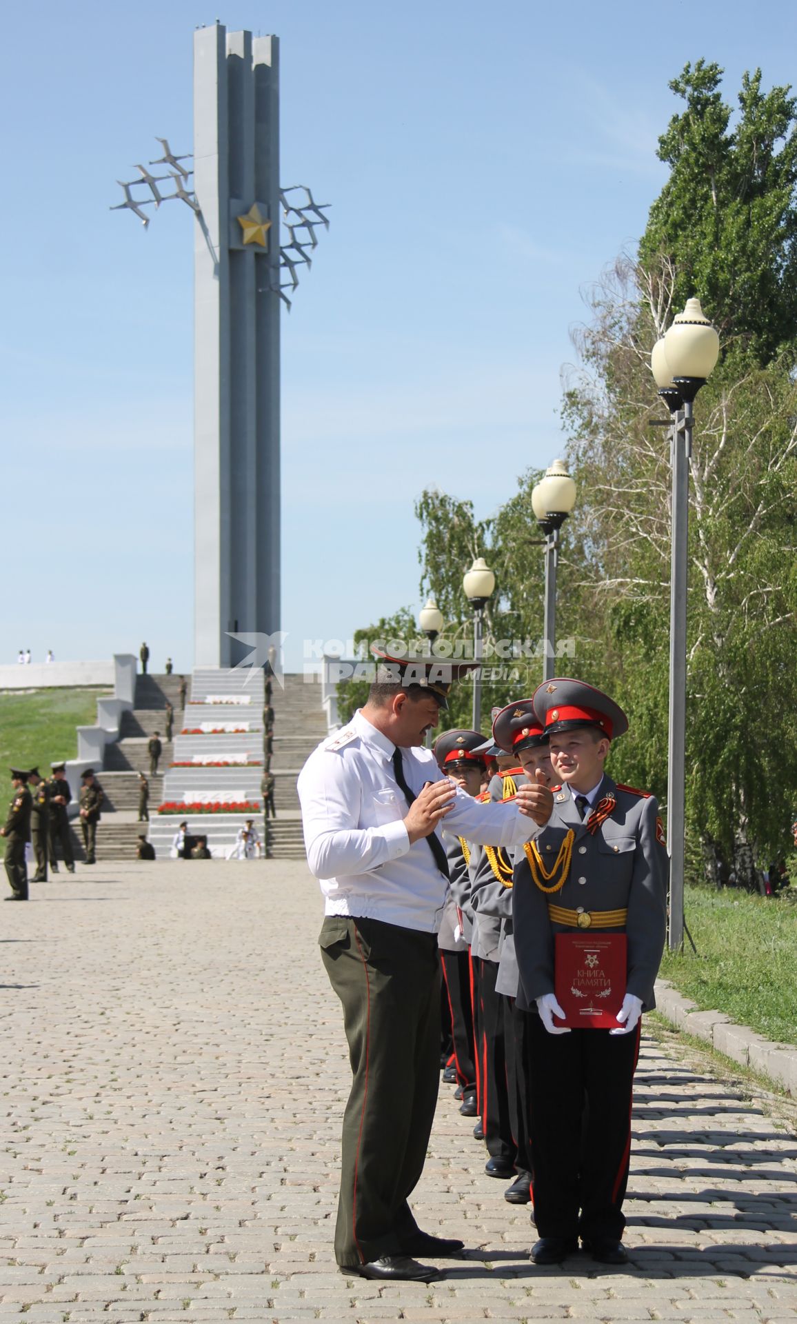 Саратов. Парк Победы. Военнослужащий разговаривает с кадетами, держащими в руках книгу памяти