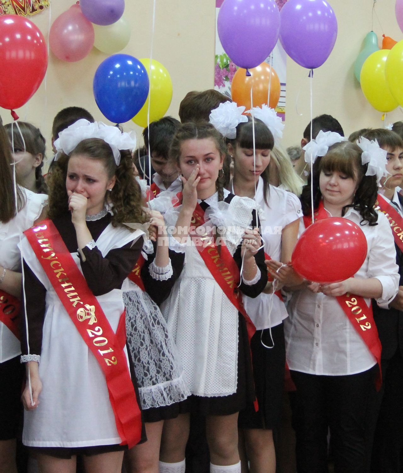 Выпускницы плачут на последнем звонке