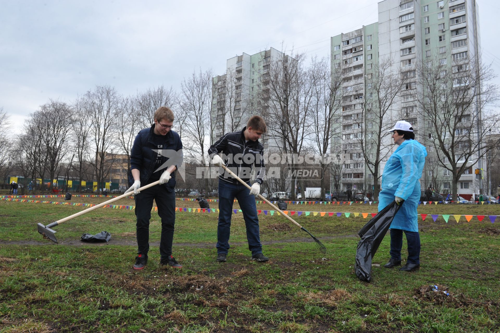 Отрадное. Общегородской субботник. На снимке: уборка территории.