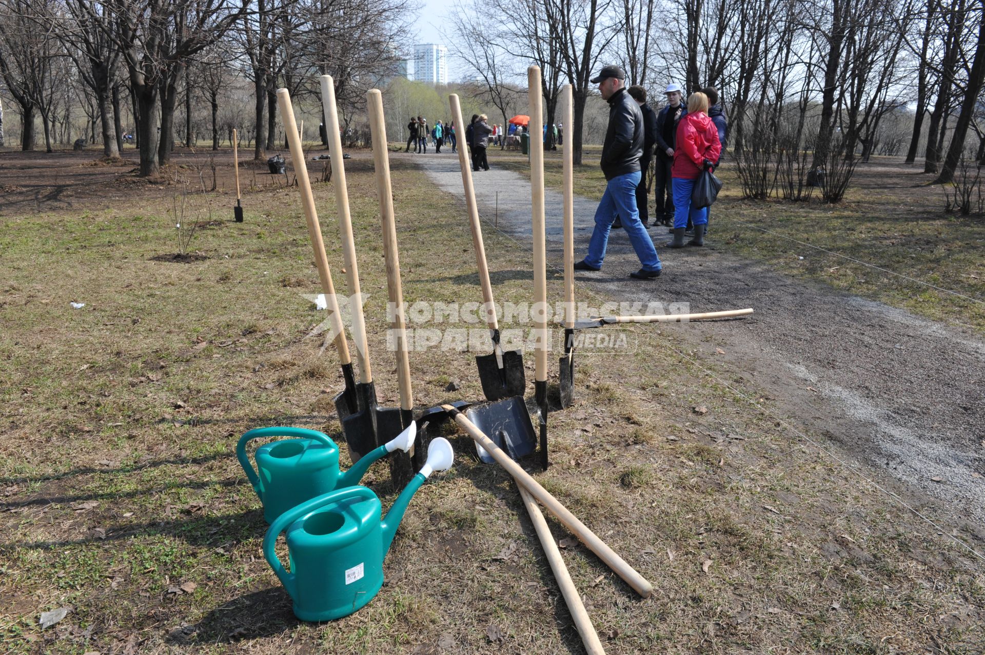 Отрадное. Общегородской субботник. На снимке: лейки и лопаты