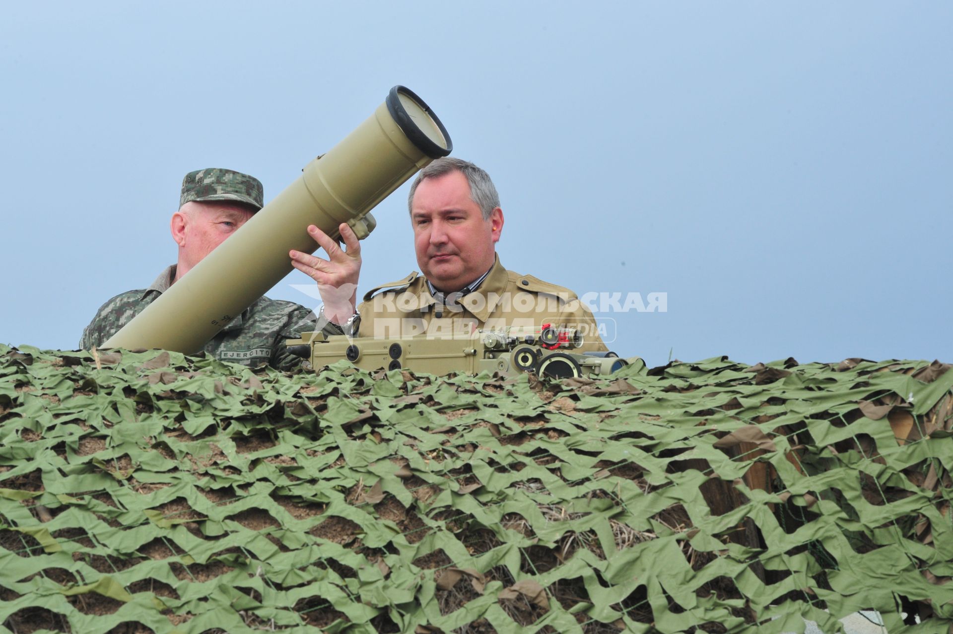 Рабочая поездка Д. Рогозина в Тулу. Полигон 106 Гвардейской воздушно-десантной дивизии. На снимке:  заместитель председателя правительства Дмитрий Рогозин (справа).