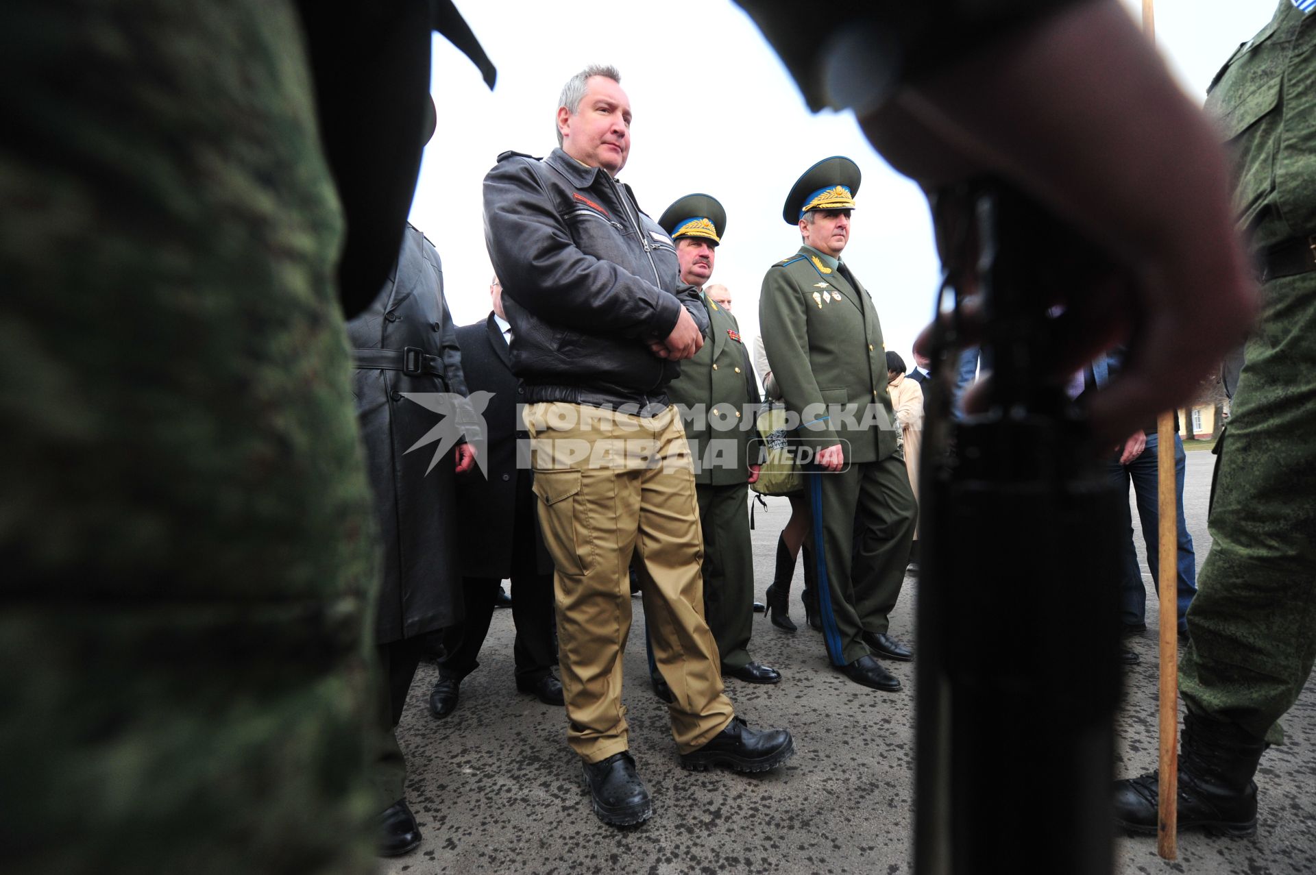 Рабочая поездка Д. Рогозина в Тулу. Полигон 106 Гвардейской воздушно-десантной дивизии. На снимке:  заместитель председателя правительства Дмитрий Рогозин (слева).