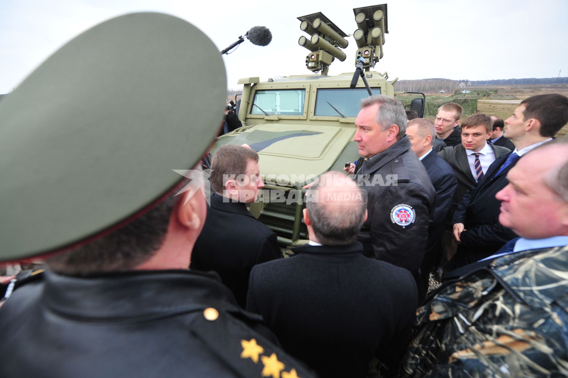 Рабочая поездка Д. Рогозина в Тулу. Полигон 106 Гвардейской воздушно-десантной дивизии. На снимке:  заместитель председателя правительства Дмитрий Рогозин (в центре).