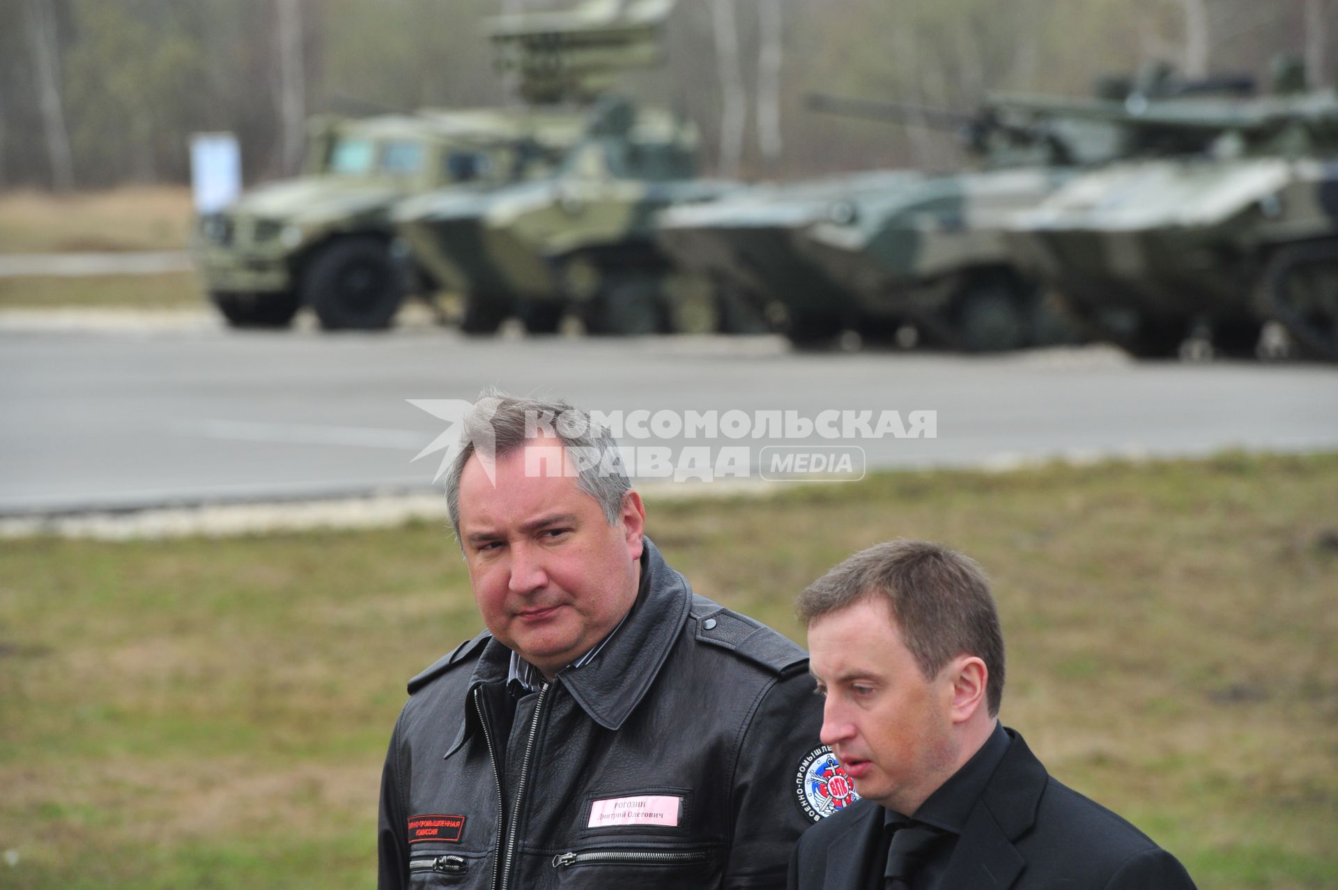 Рабочая поездка Д. Рогозина в Тулу. Полигон 106 Гвардейской воздушно-десантной дивизии. На снимке:  заместитель председателя правительства Дмитрий Рогозин (слева).