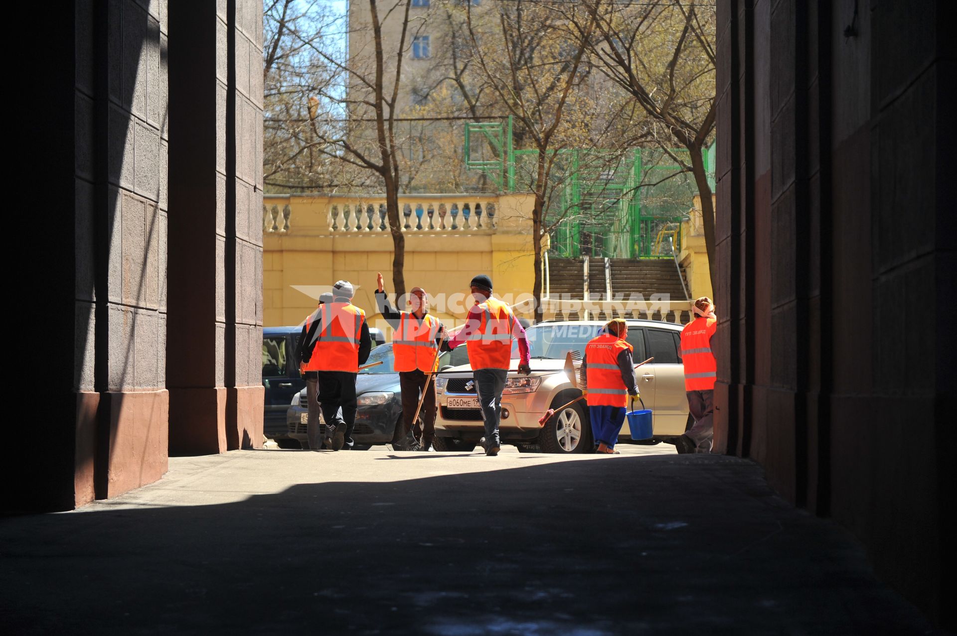 Гастарбайтеры в рабочей одежде