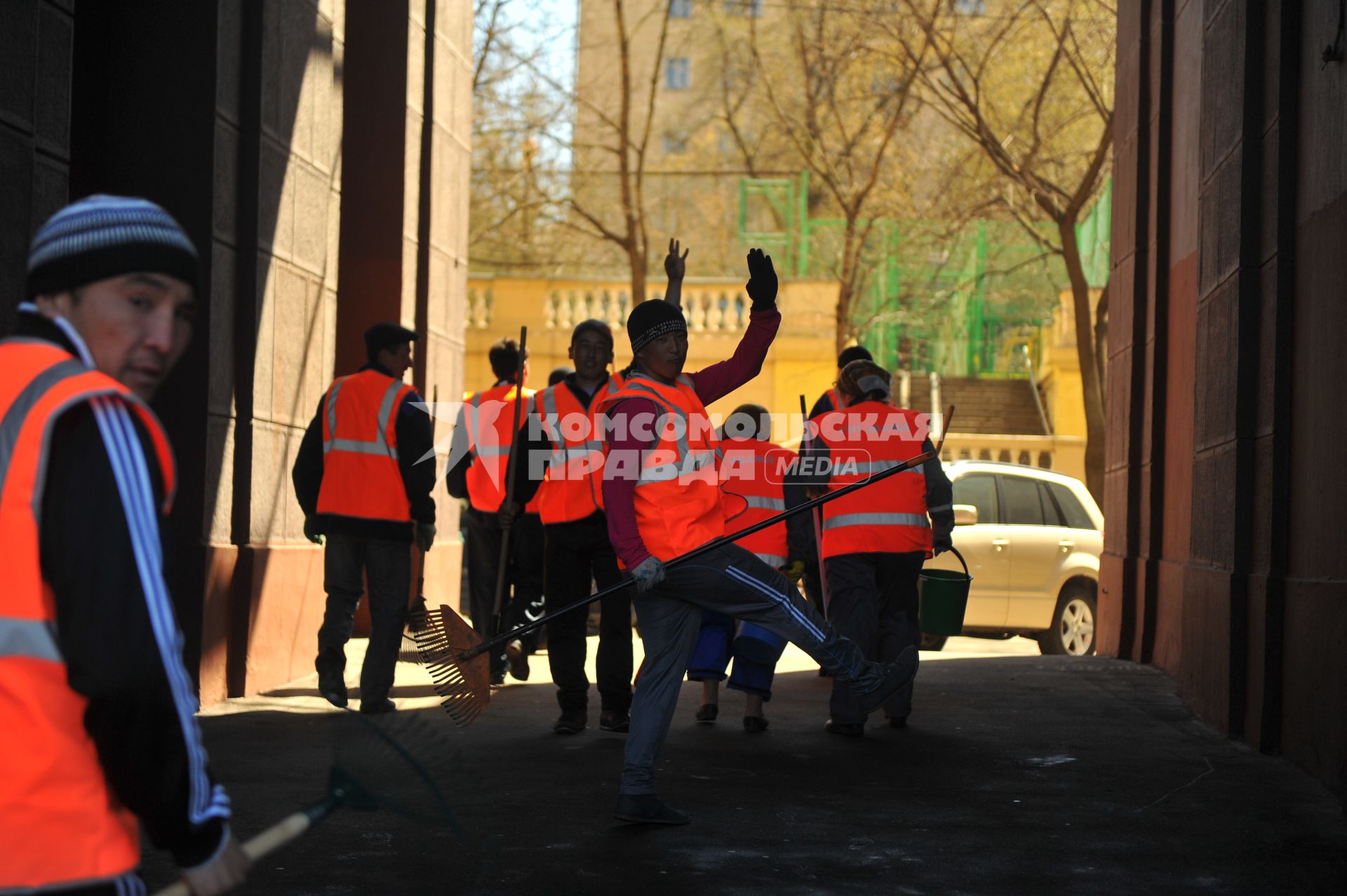 Гастарбайтеры в рабочей одежде