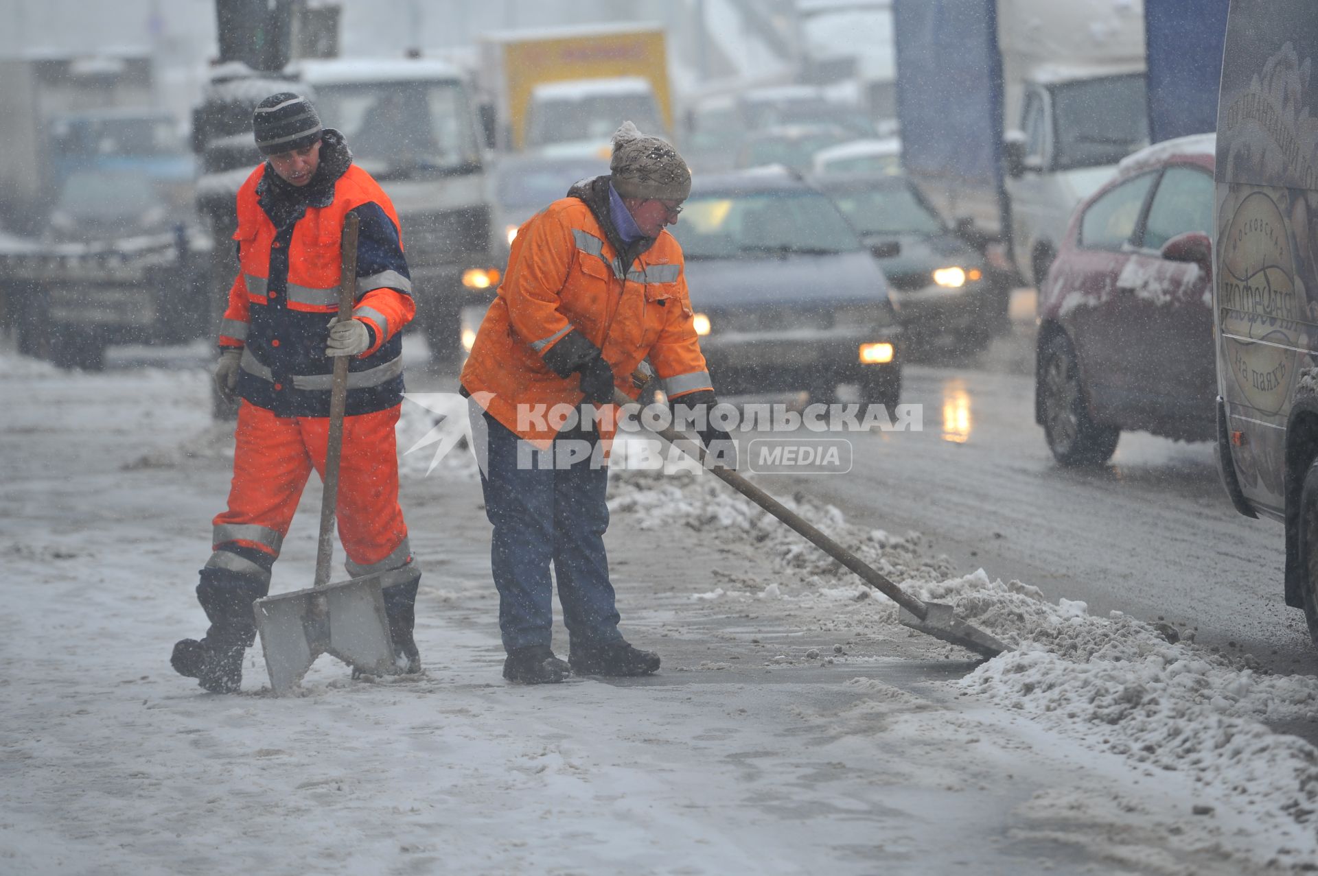 Уборка снега в городе.